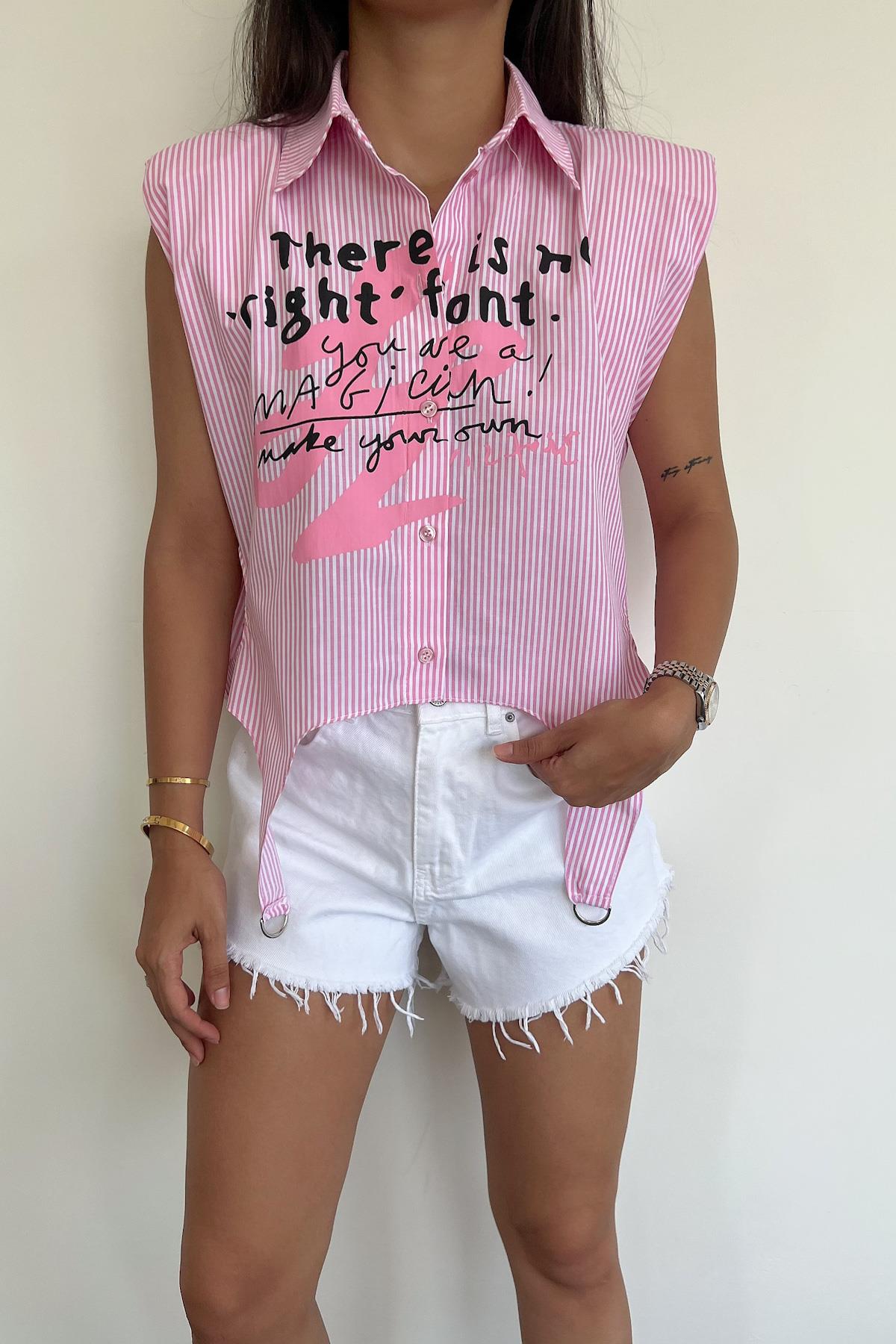 РУБАШКА С НУЛЕВЫМ РУКАВАМИ С ПРИНТОМ ПЕРЕДНИМ И УПЛОТНЕННЫМИ ПЛЕЧАМИ