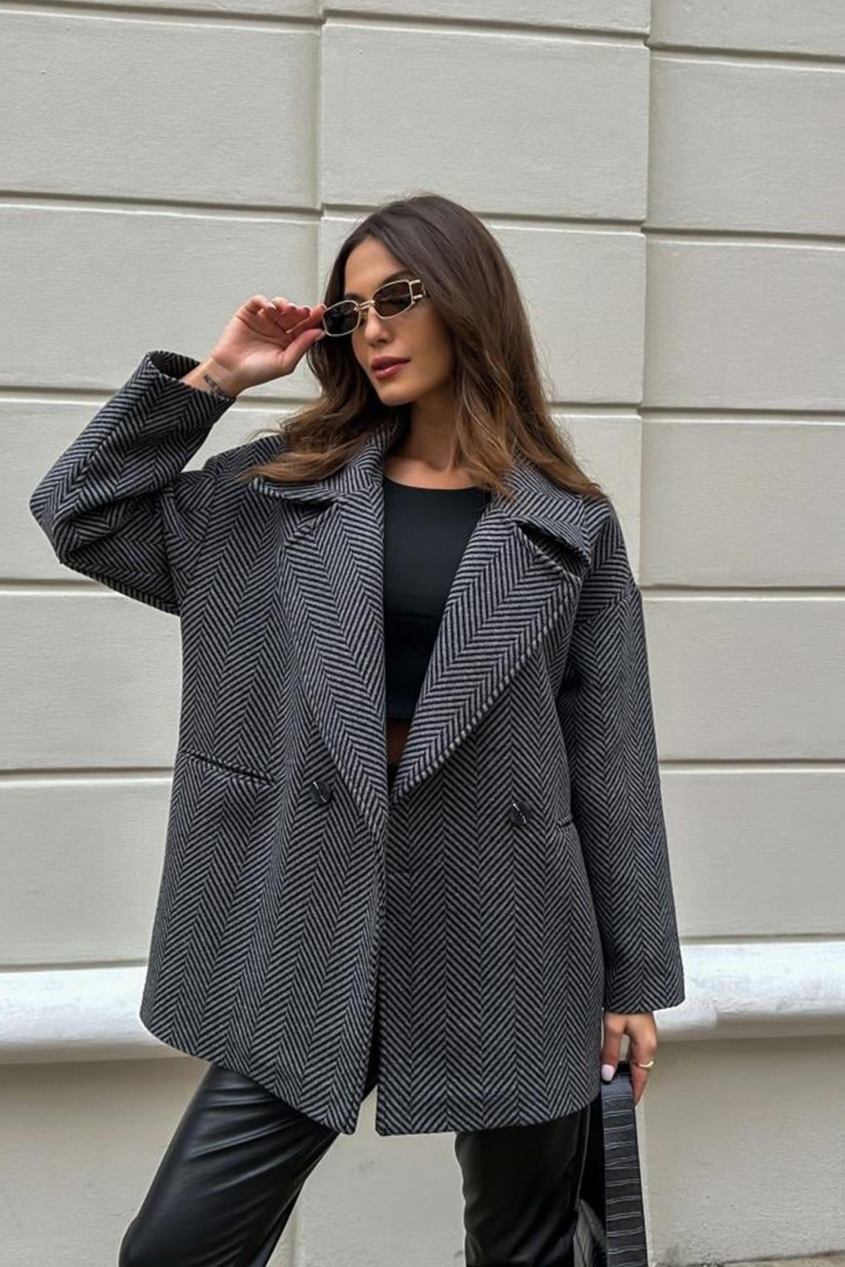 BALIK SIRTI ARA BOY DÜĞMELİ KABAN SİYAH-ANTRASİT