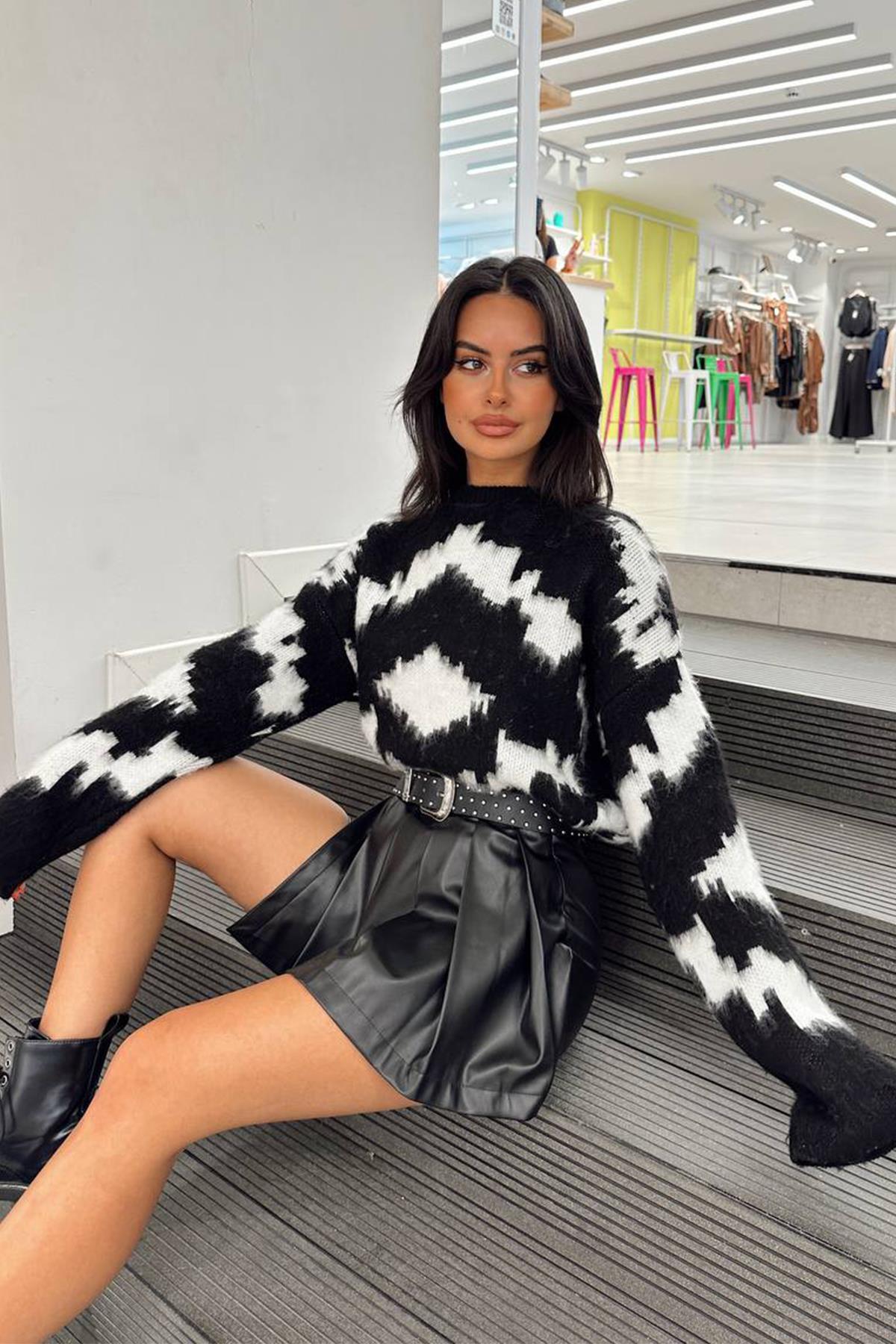 BİSİKLET YAKA DESENLİ TRİKO KAZAK SİYAH-BEYAZ