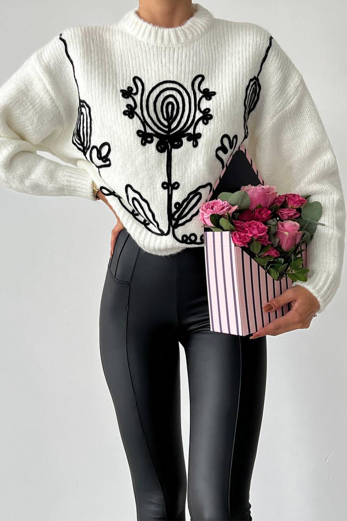 BİSİKLET YAKA ÖNÜ İP NAKIŞLI TRİKO KAZAK EKRU