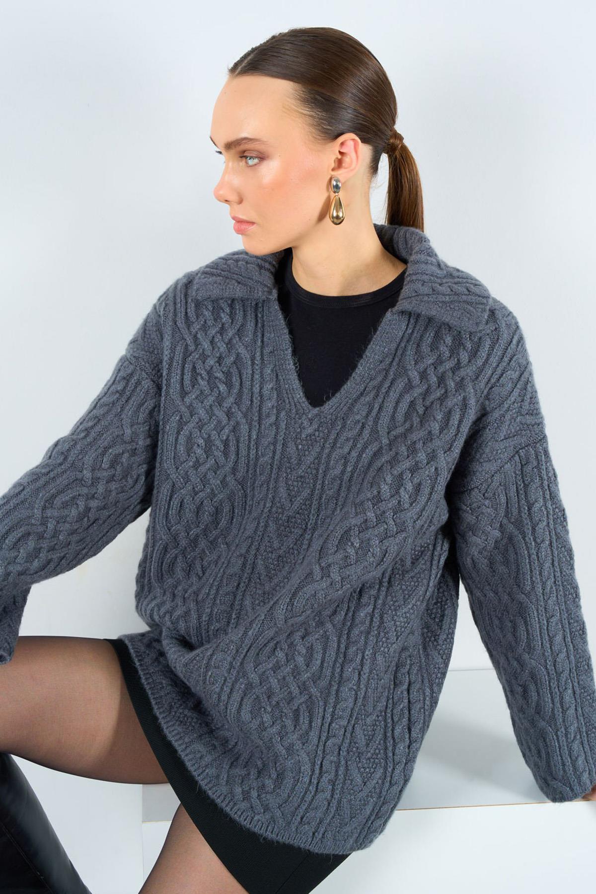 V YAKA ÖRGÜ DESEN TRİKO KAZAK FÜME