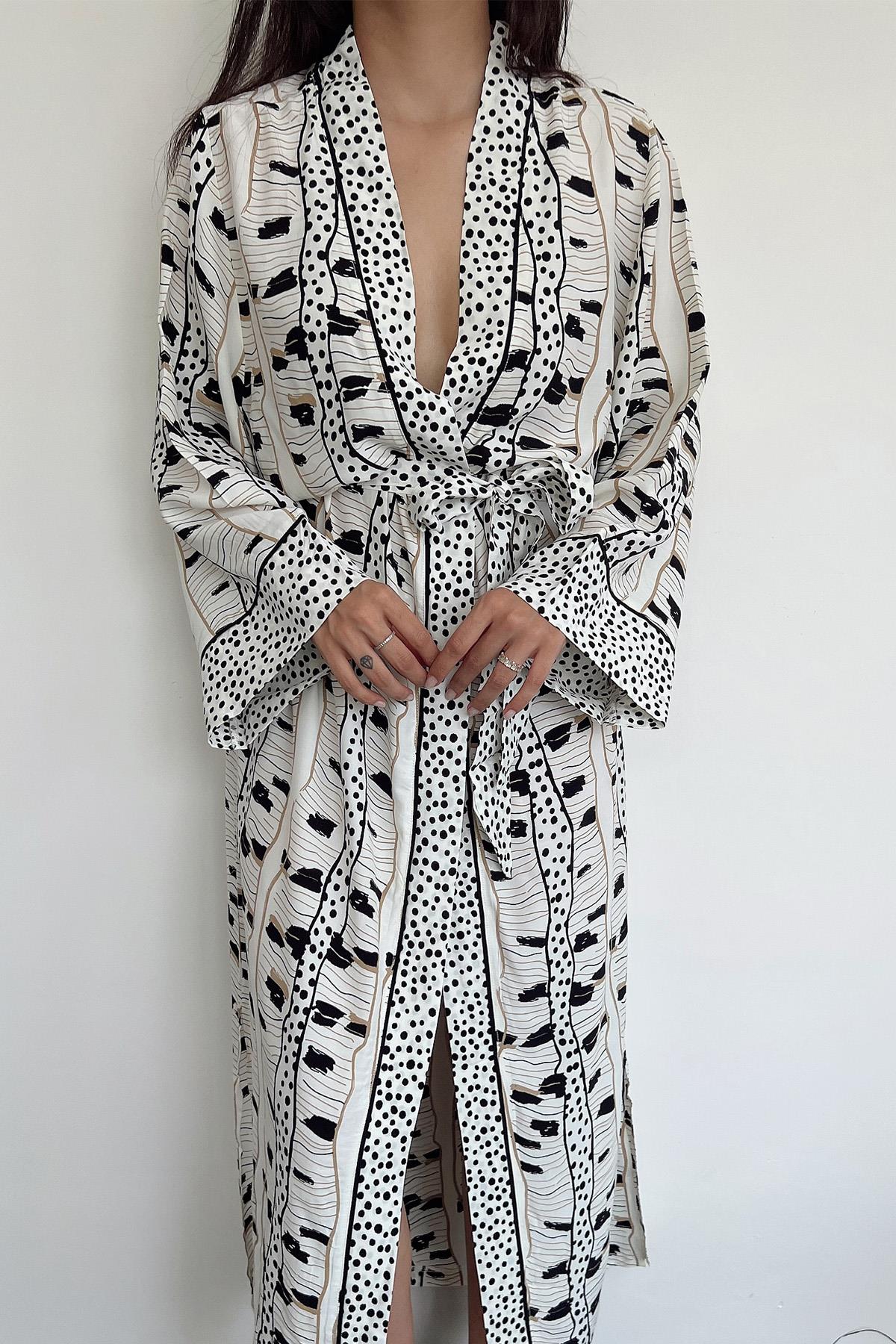 Desenli Puantiyeli Yırtmaç Detaylı Sabahlık SİYAH-BEYAZ