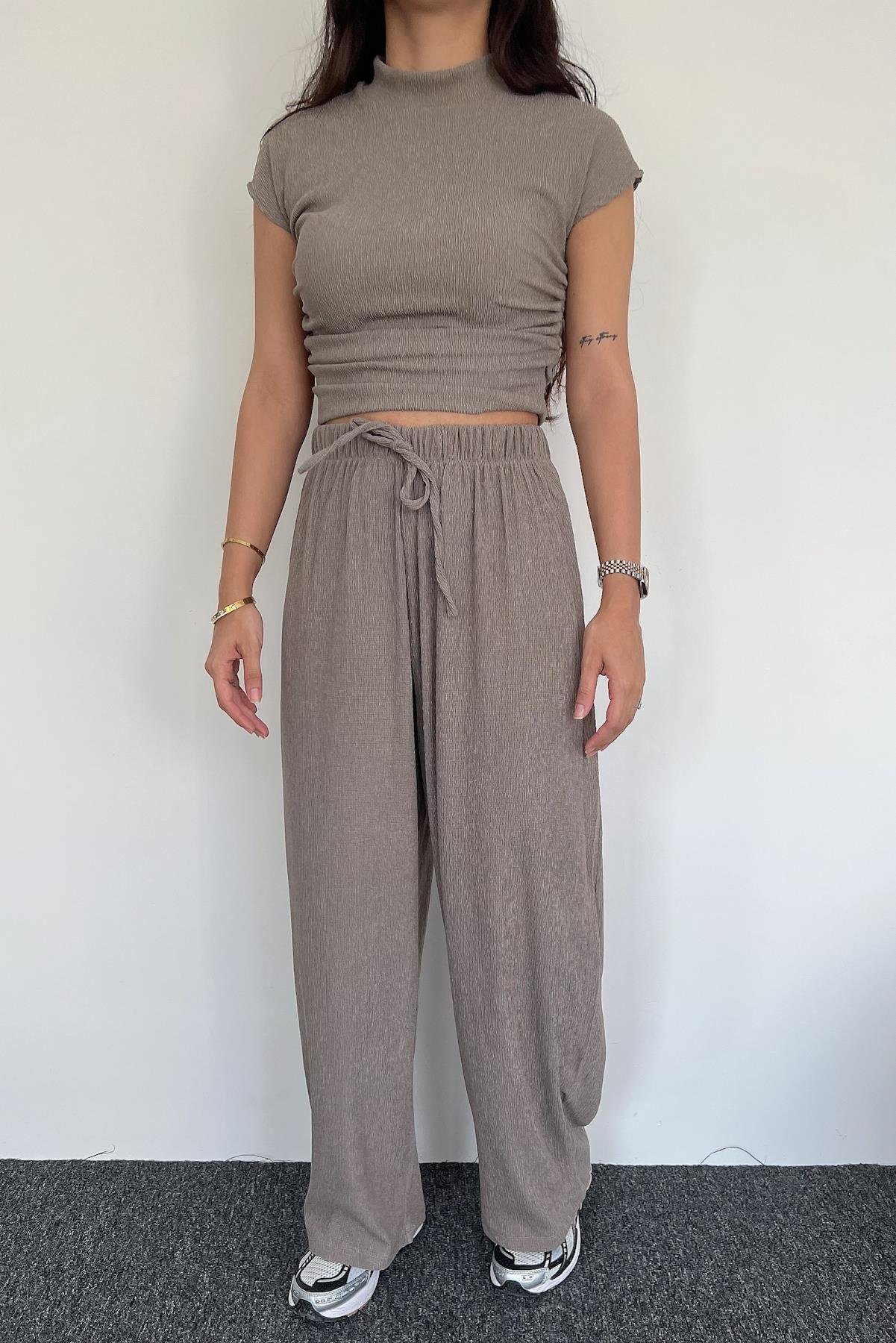 HEISSES SET AUS GEMUSTERTER TAILLE, BLUSE UND HOSE