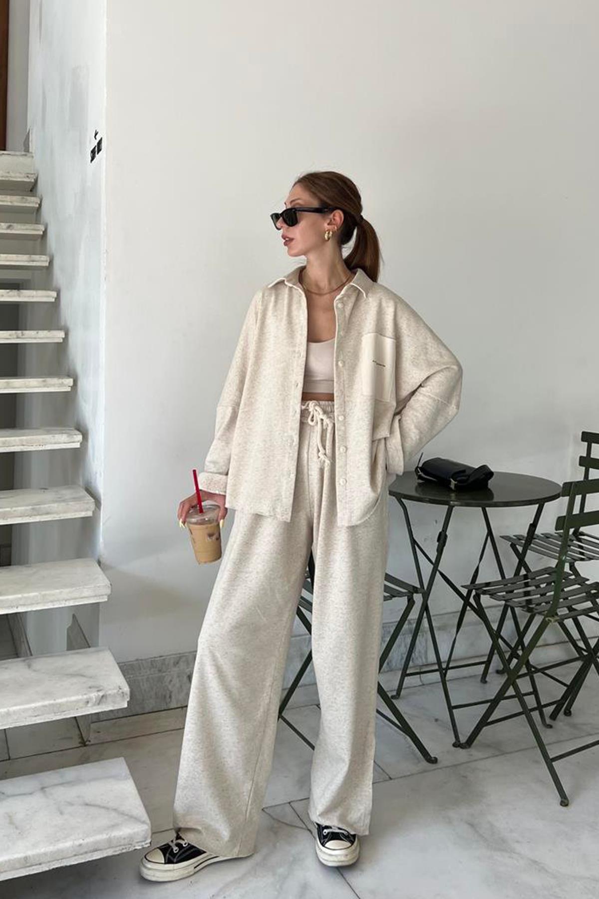 КОСТЮМ С КАРМАННЫМ ТЕКСТОМ