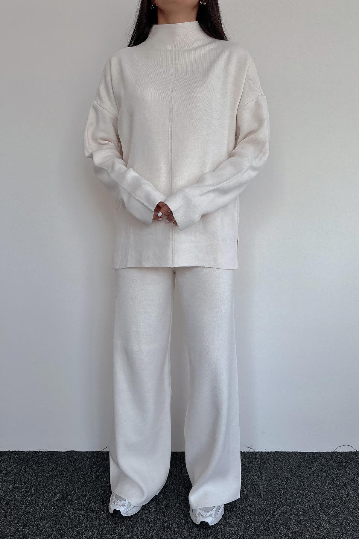 DİK YAKA TRİKO TAKIM KREM