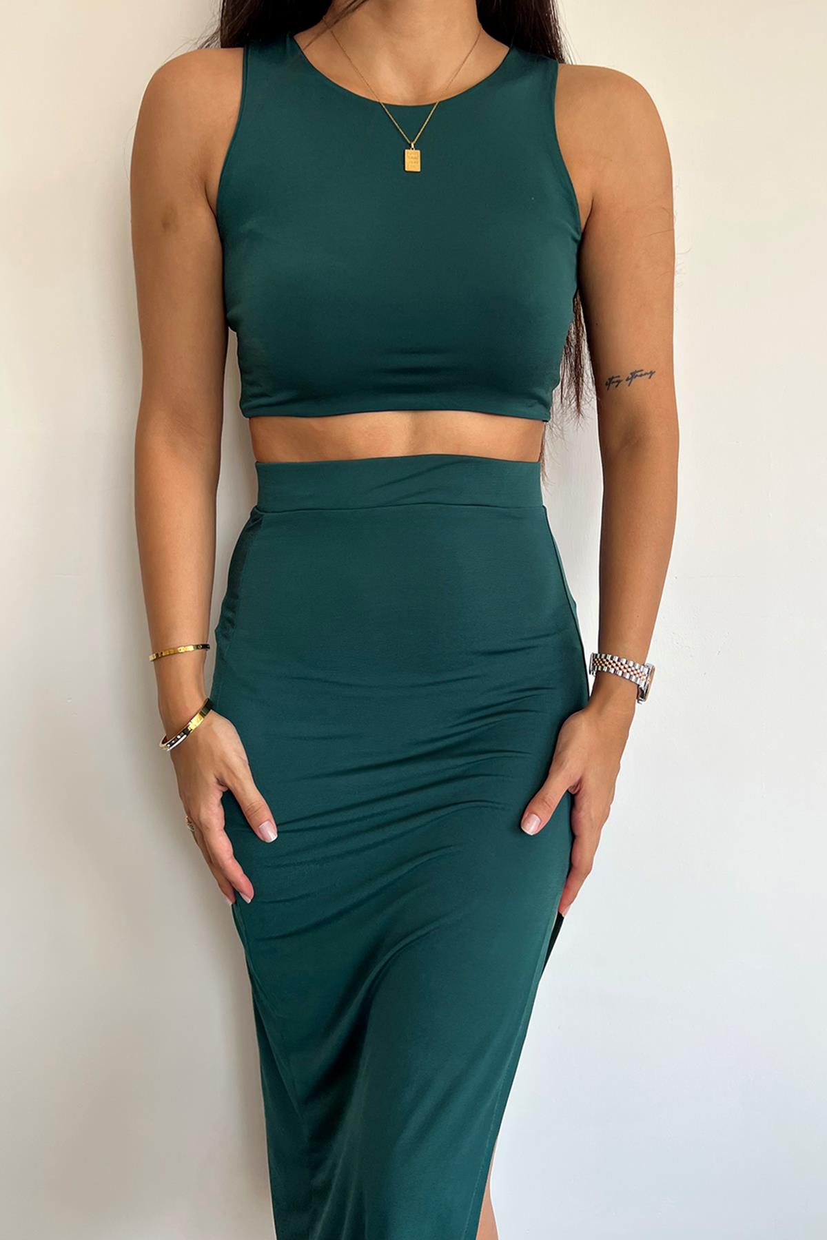 КОСТЮМ С УКОРОЧЕННОЙ ЮБКОЙ БЕЗ РУКАВОВ