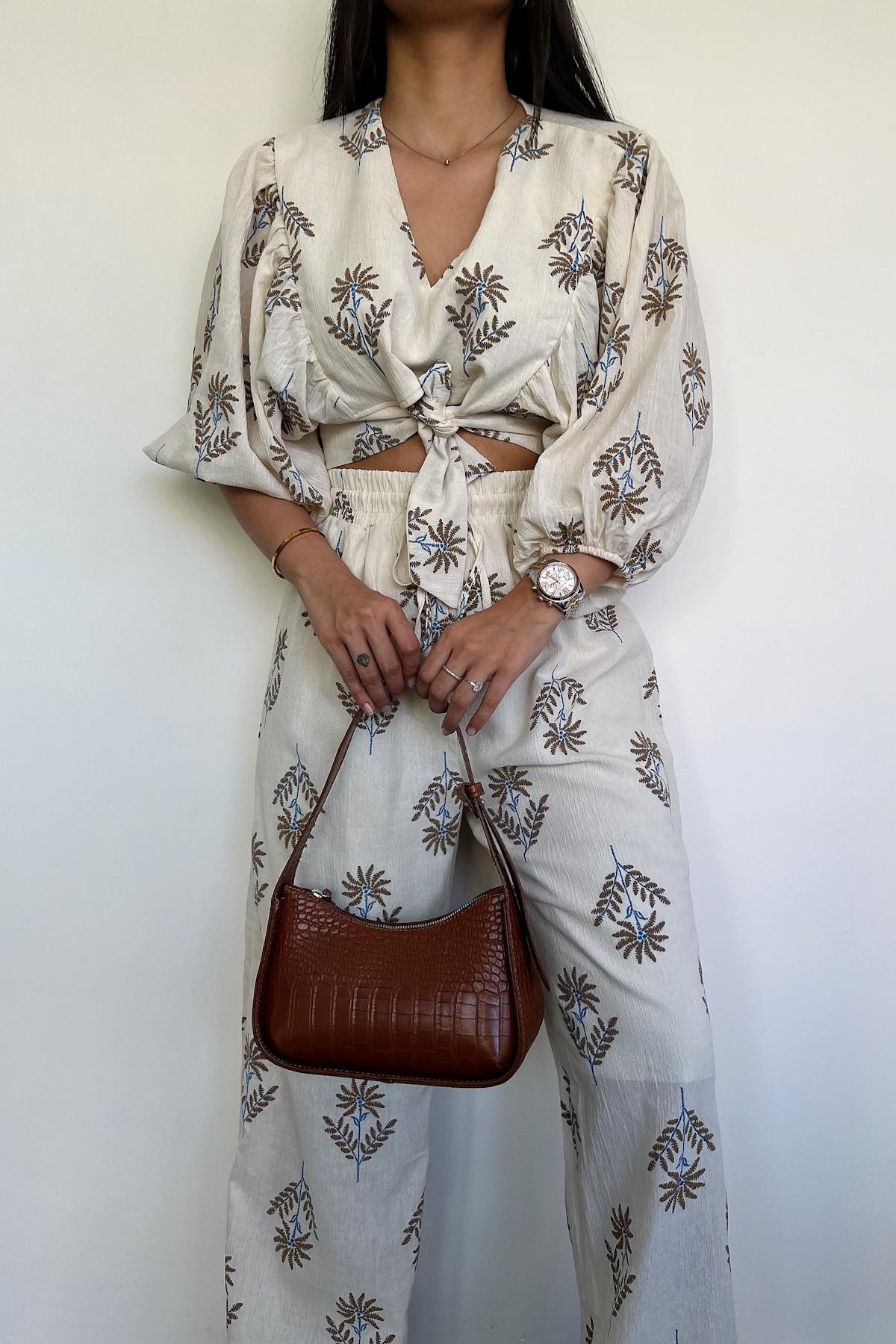 بدلة من الكتان المطرز