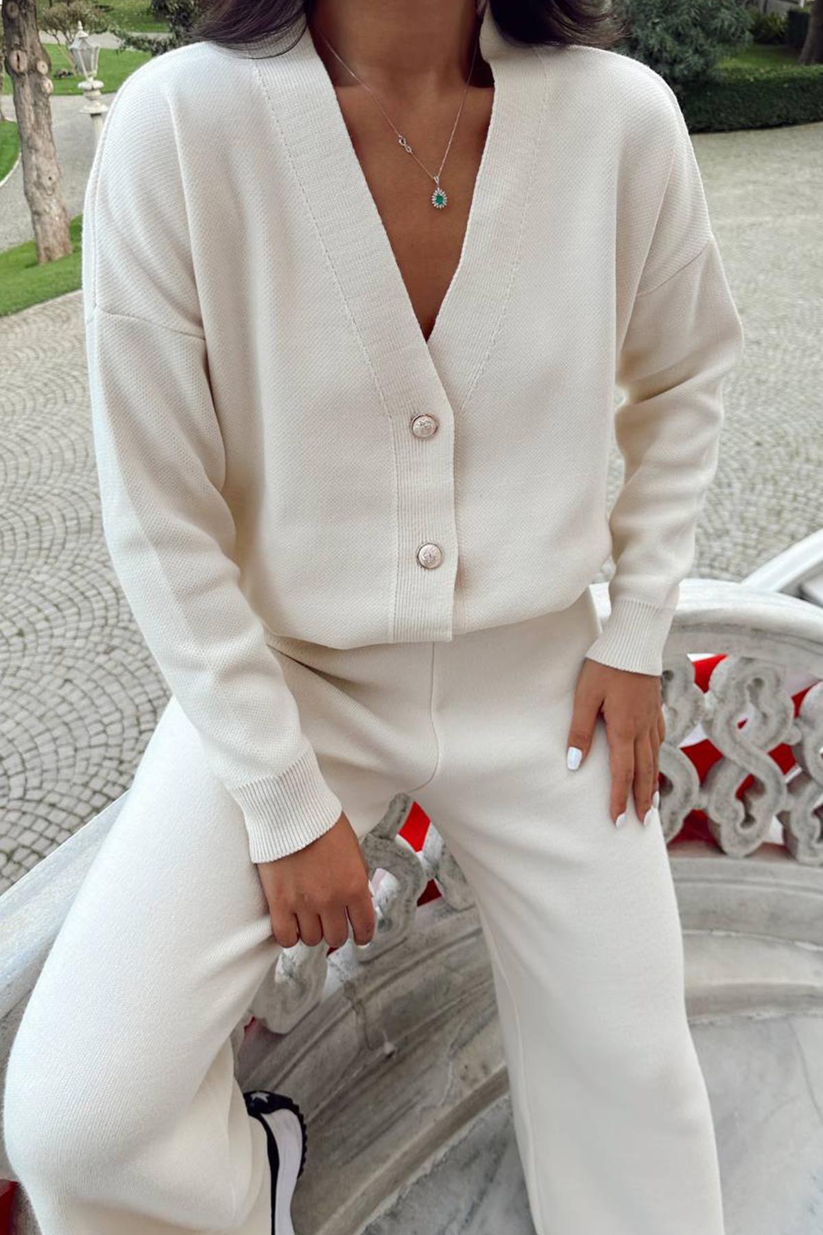 КОСТЮМ ИЗ ТРИКОТАЖНОГО КАРДИГАНА ПЕРЕДНЕЙ ПУГОВИНЫ БРЮКНЫЙ КОСТЮМ