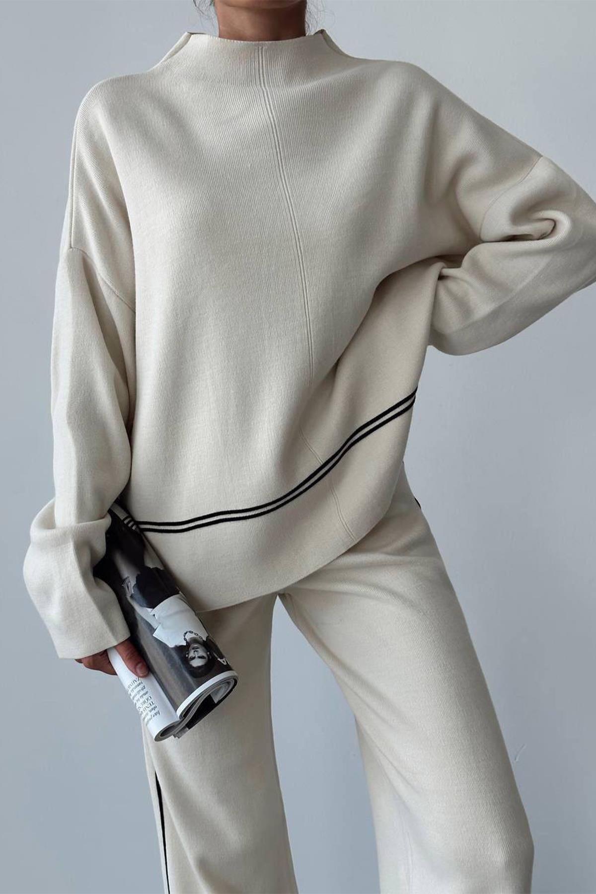 ТРИКОТАЖНЫЙ КОСТЮМ С ЧЕРНОЙ ПОЛОСКОЙ