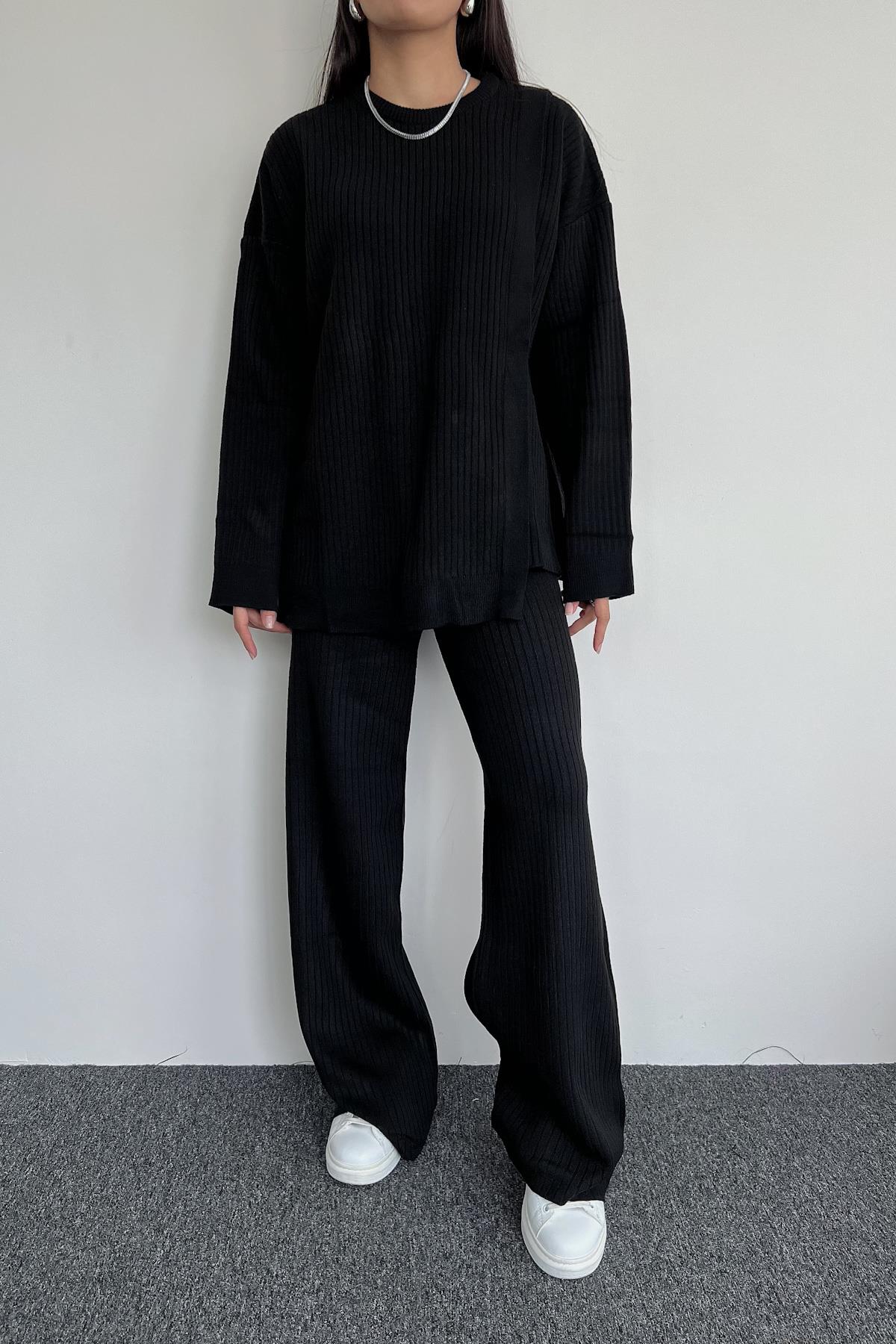 ТРИКОТАЖНЫЙ КОСТЮМ С БОКОВОЙ ДЕТАЛИЮ