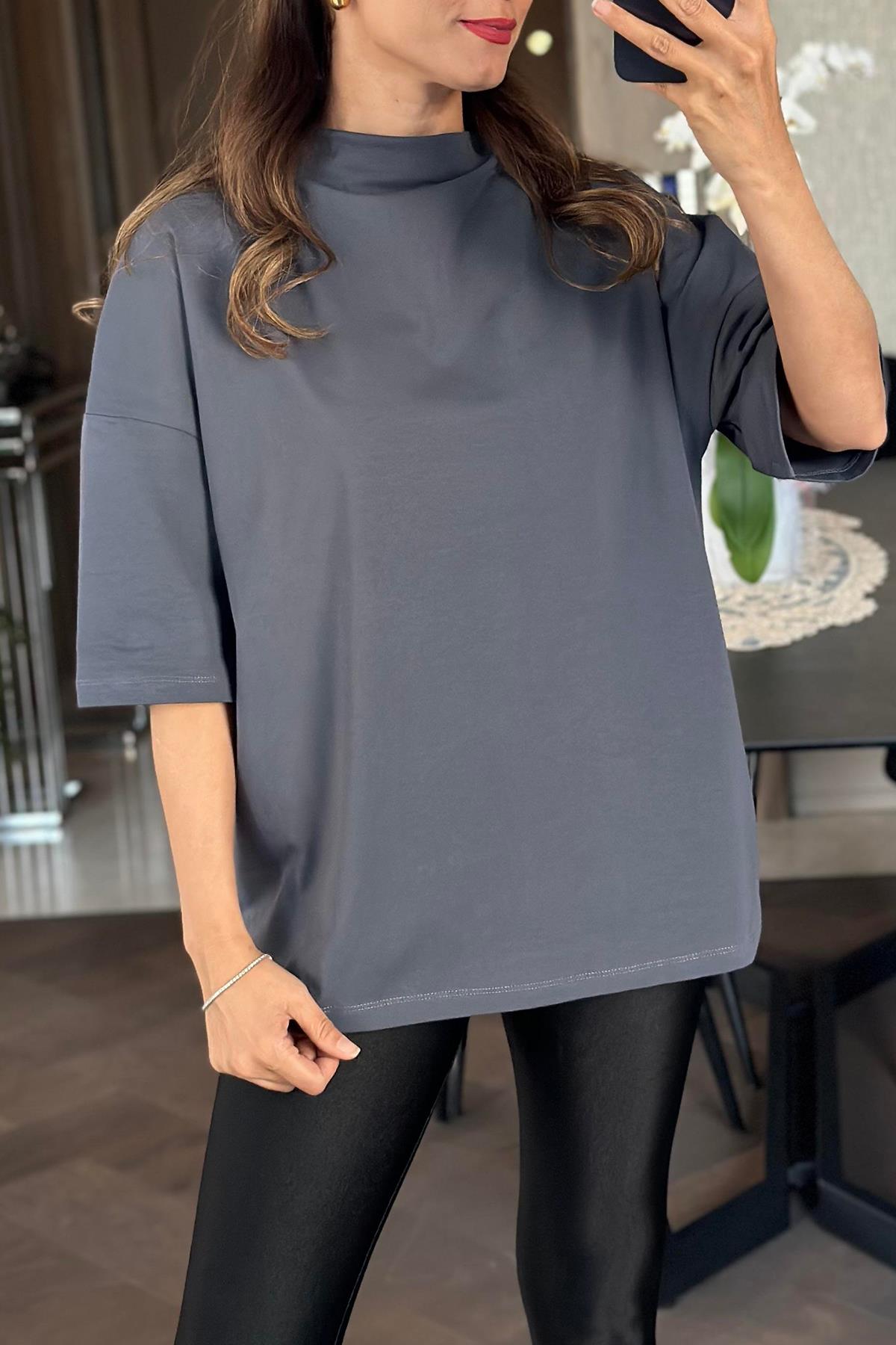 DİK YAKA DÜŞÜK OMUZLU TİŞÖRT FÜME