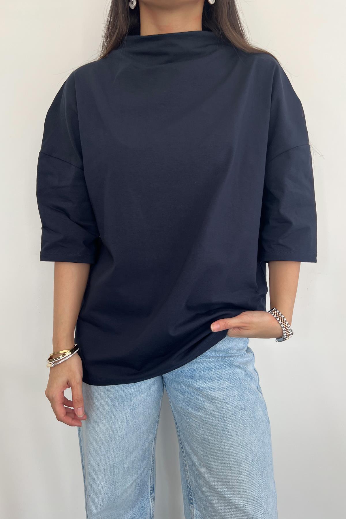 DİK YAKA DÜŞÜK OMUZLU TİŞÖRT LACİVERT