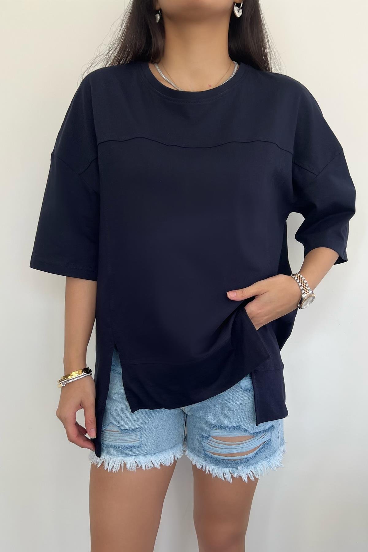 ETEĞİ YIRTMAÇ DETAYLI OVERSİZE PARÇALI TİŞÖRT LACİVERT