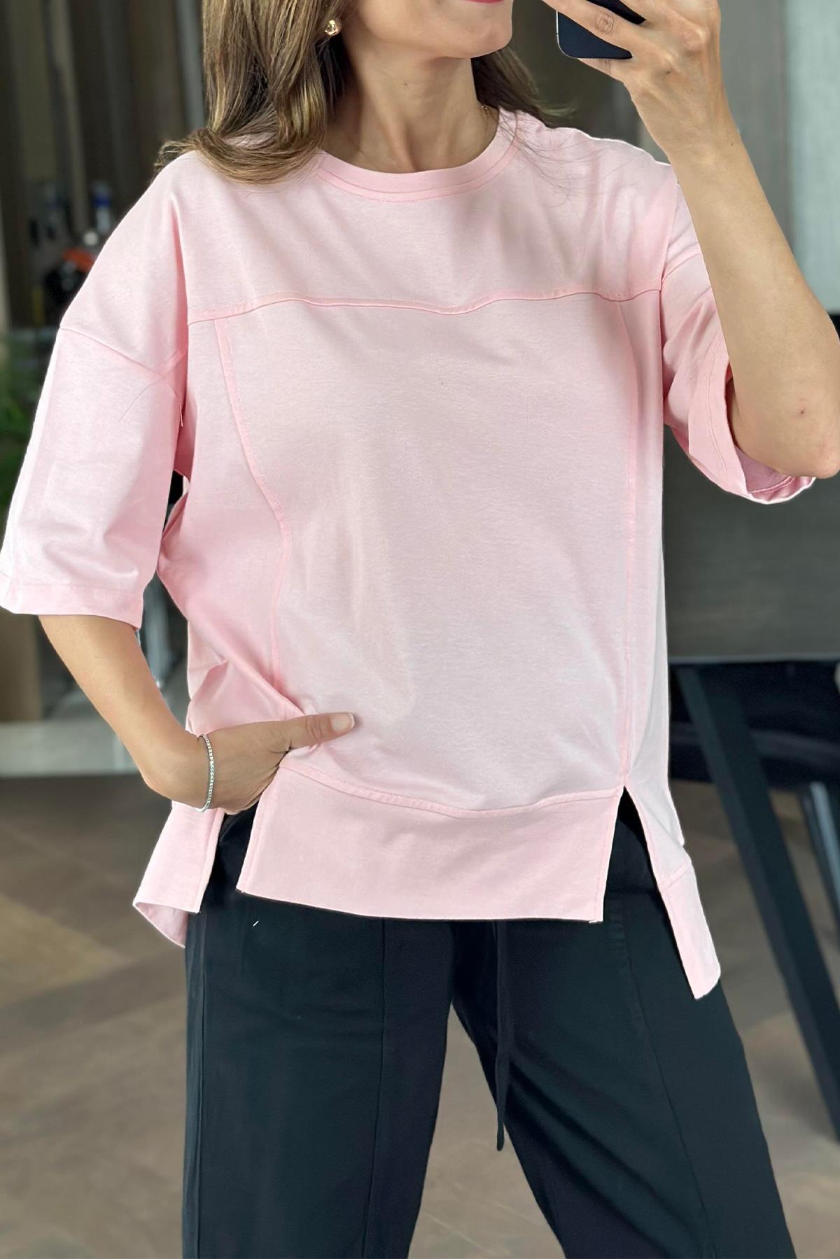 ETEĞİ YIRTMAÇ DETAYLI OVERSİZE PARÇALI TİŞÖRT PEMBE