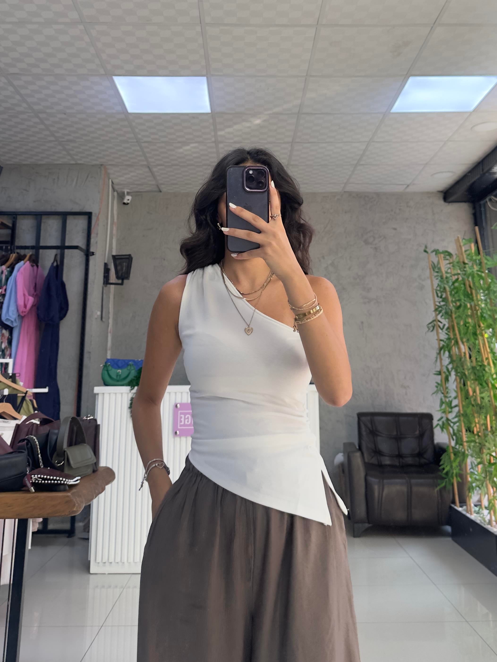 BEYAZ TEK KOL YIRTMAÇLI BODY