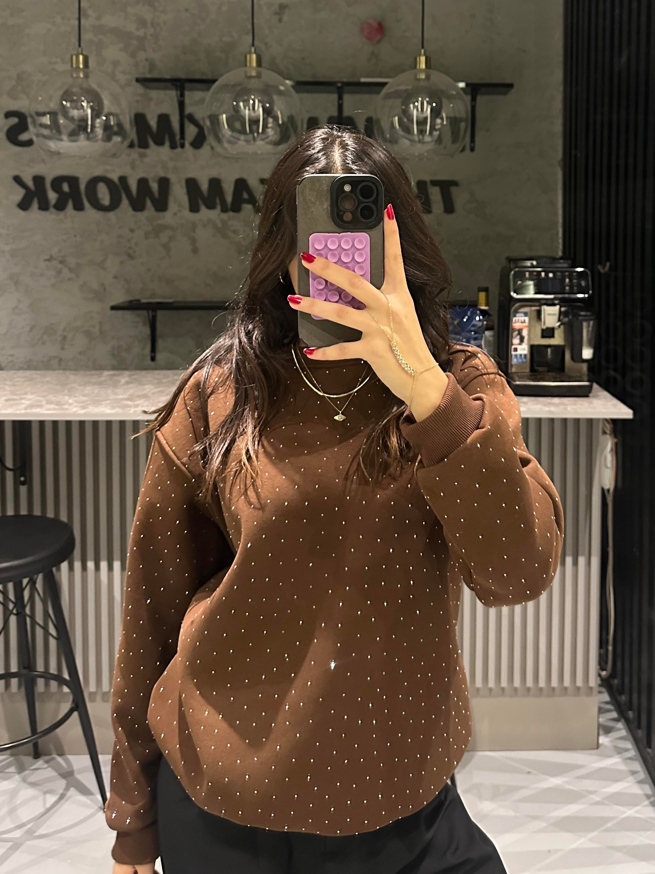 FULL TAŞLI KAHVERENGİ SWEATSHİRT