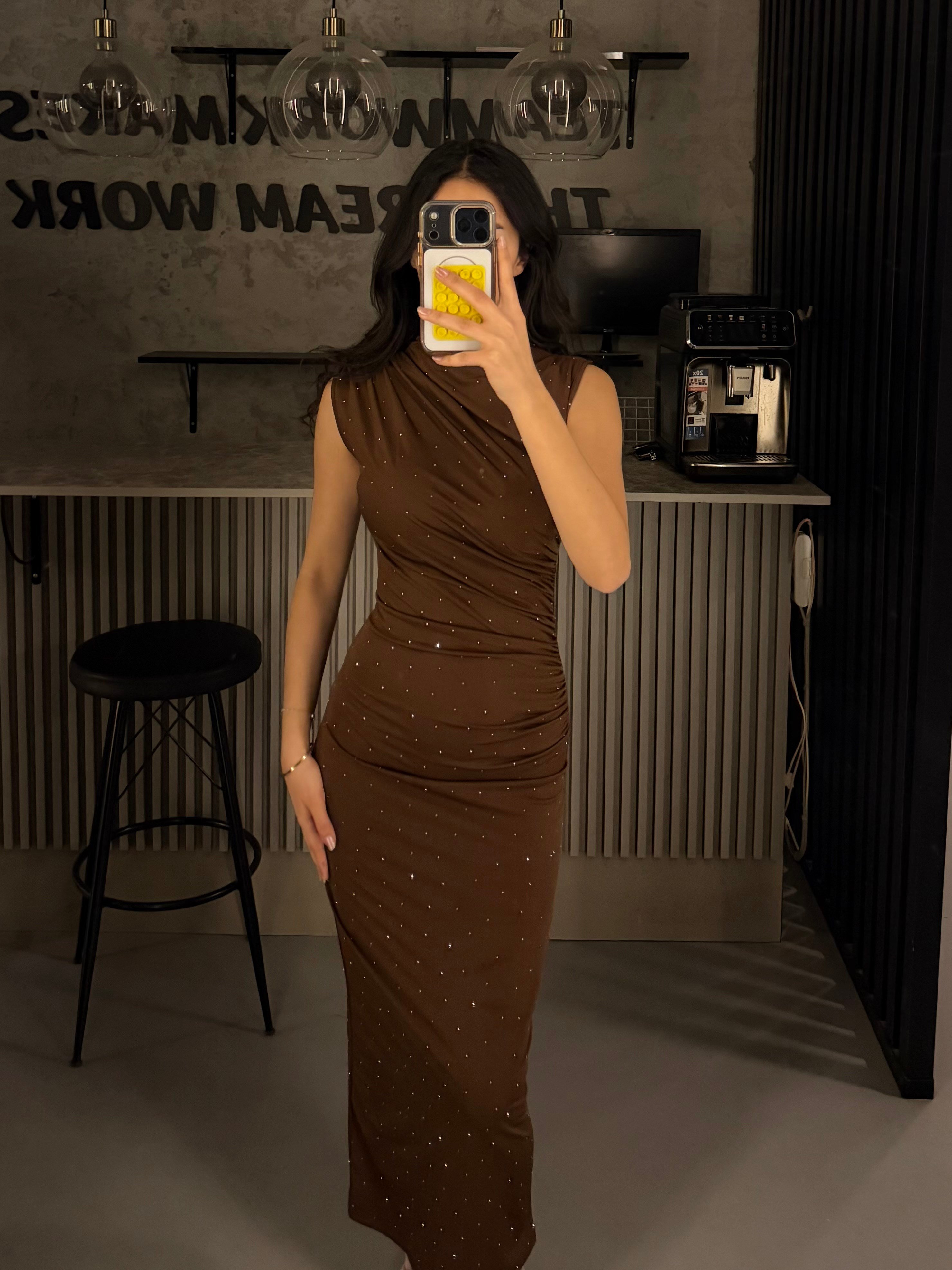 KAHVE SANDY KUMAŞ TAŞLI ELBİSE
