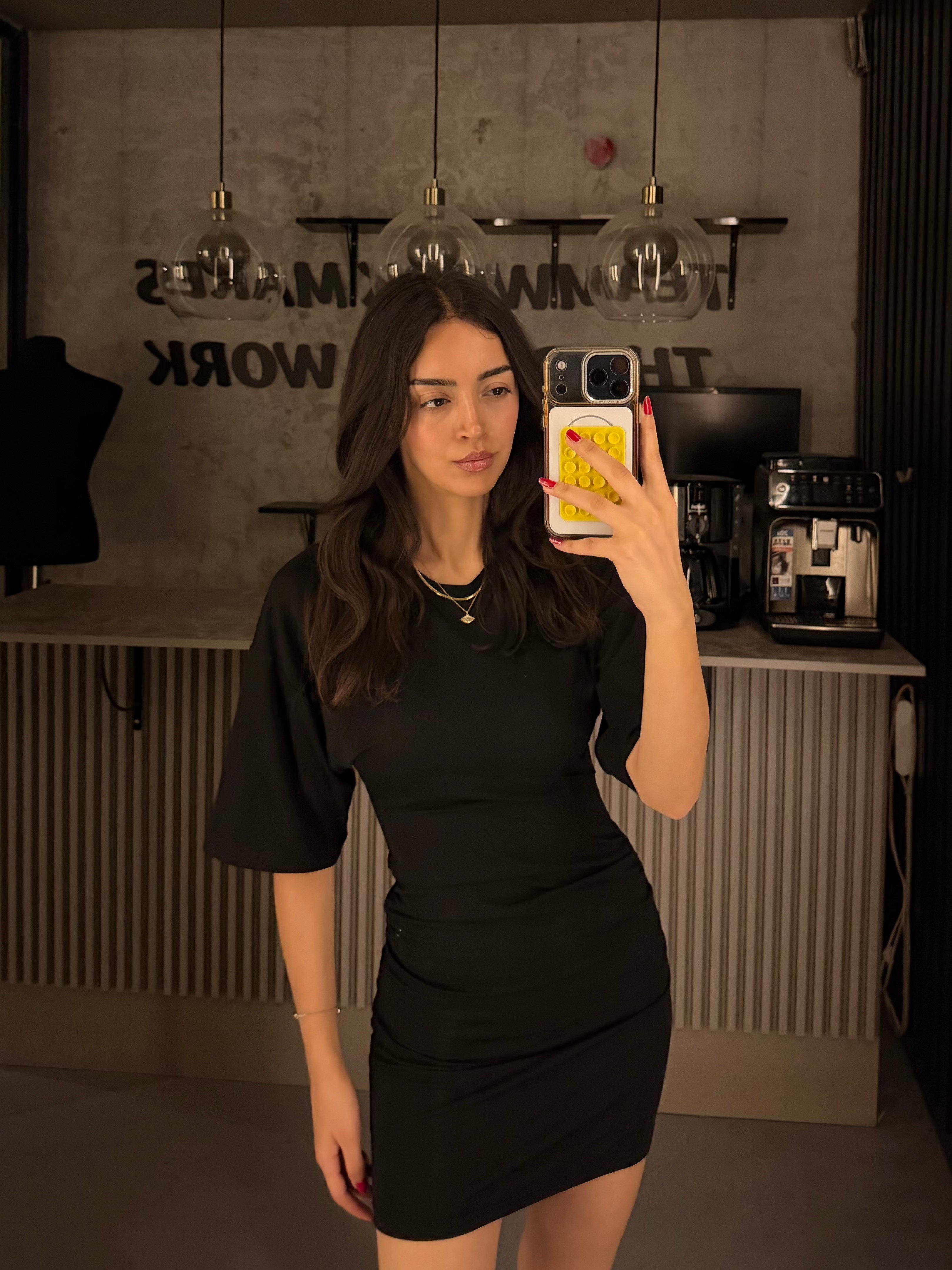 KISA KOLLU MİNİ BÜZGÜLÜ ELBİSE 