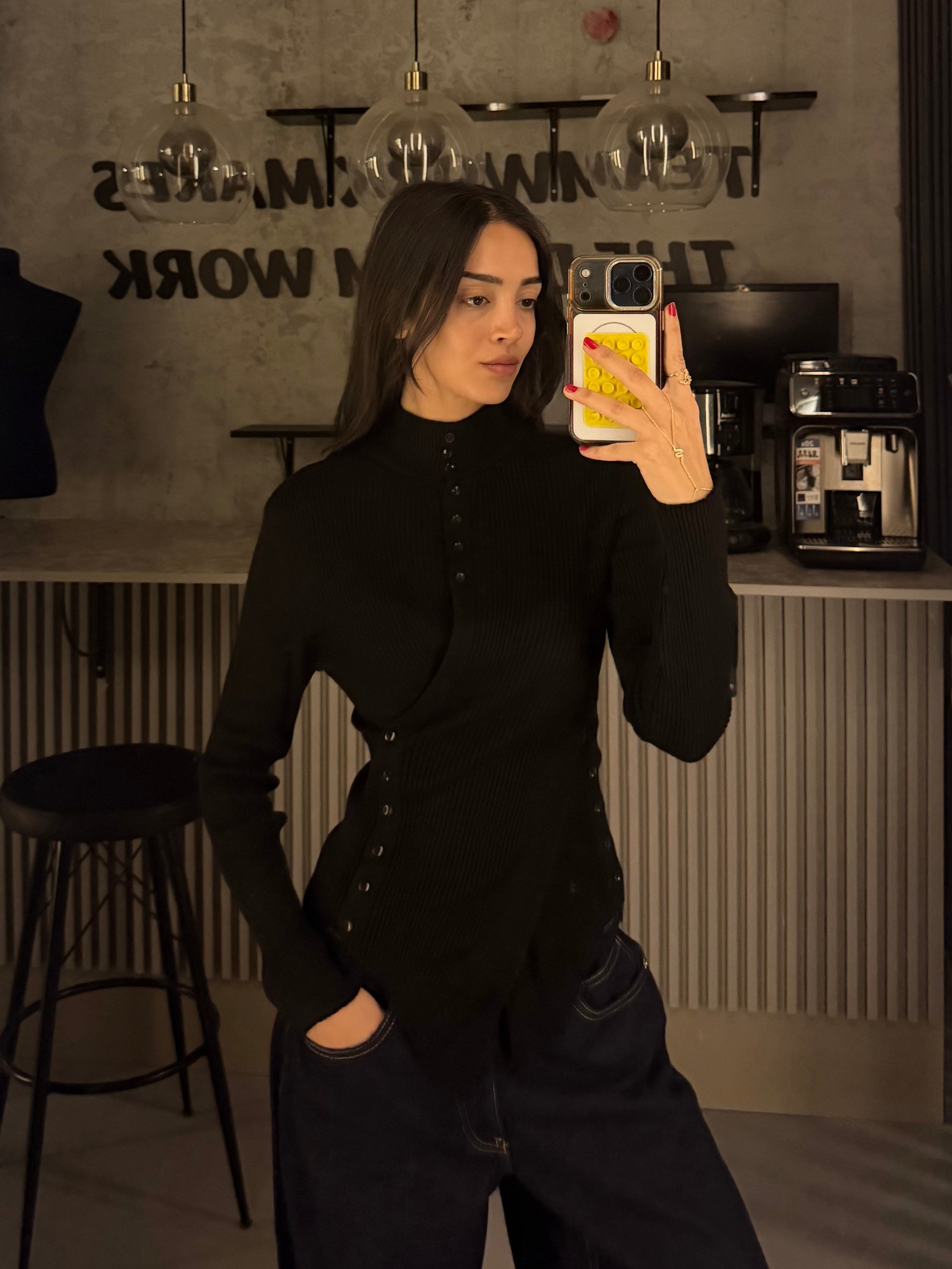 SİYAH DÜĞMELİ TRİKO