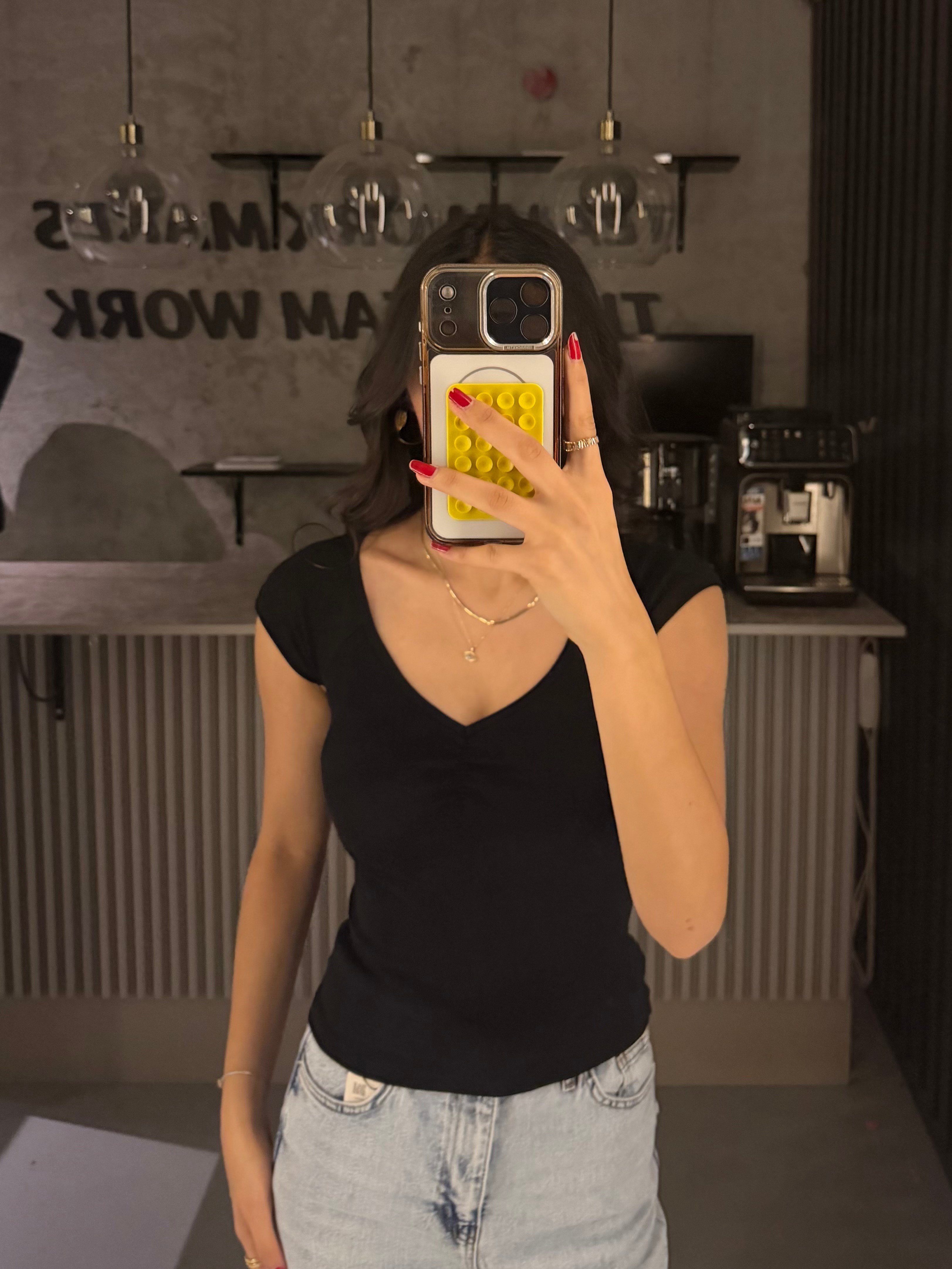 SİYAH KISA KOL ÖN BÜZGÜLÜ BODY