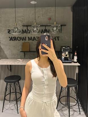 DÜĞMELİ BİSİKLET YAKA BEYAZ BODY