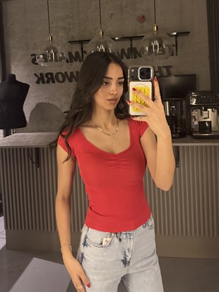 KIRMIZI KISA KOL ÖN BÜZGÜLÜ BODY