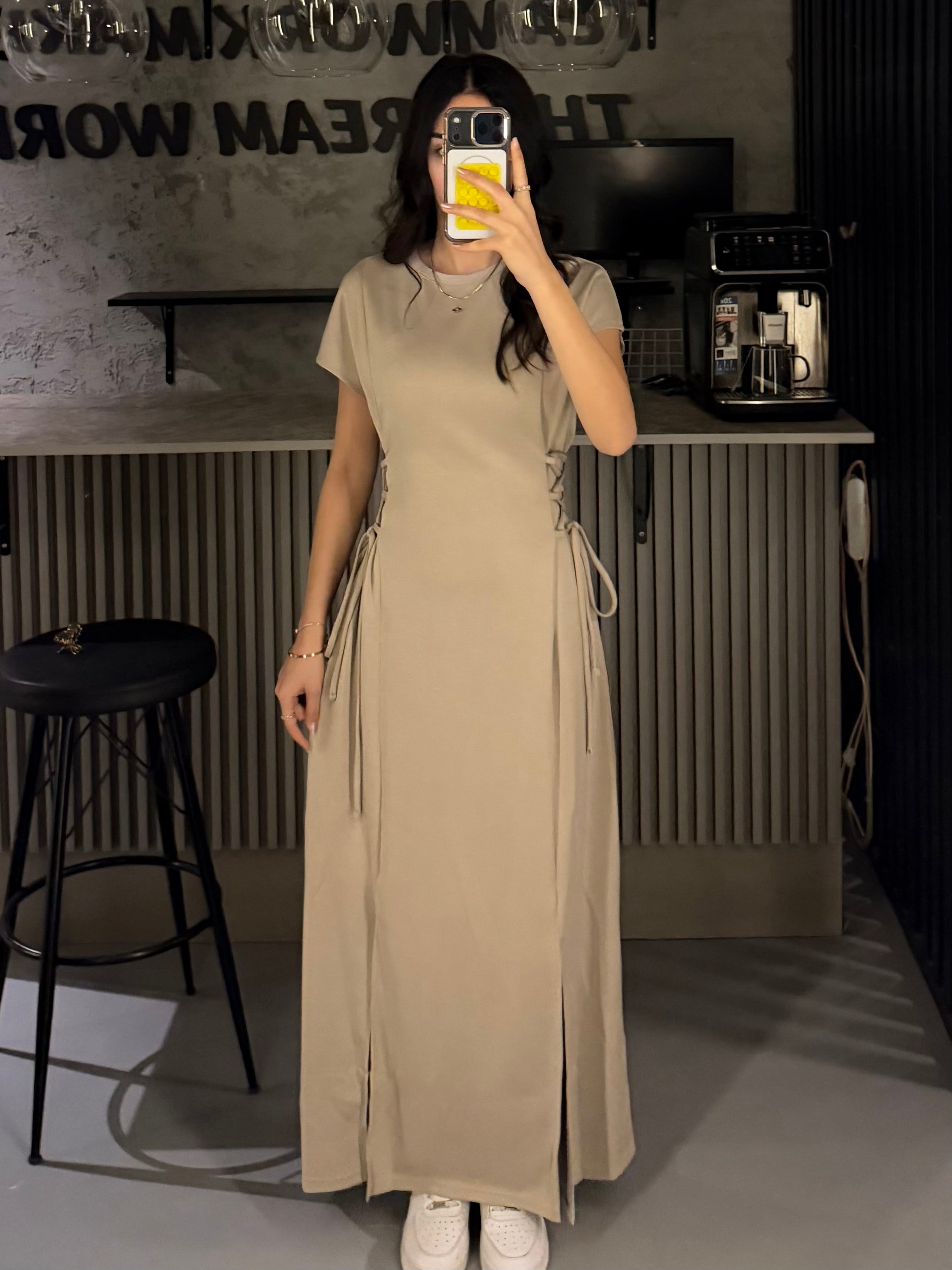 BEJ ÇİFT TARAF BAĞLAMALI YIRTMAÇLI ELBİSE 