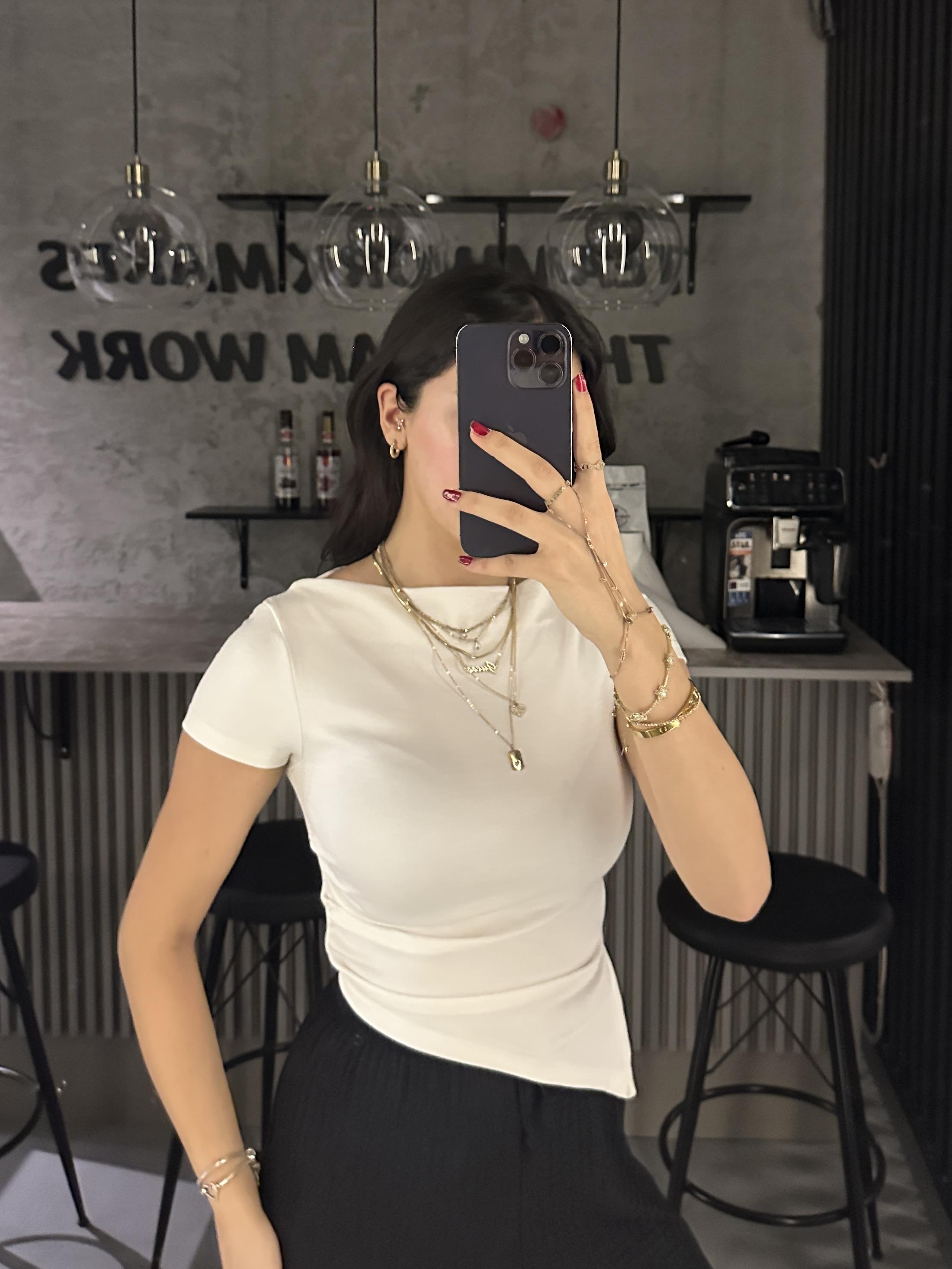 BEYAZ ASİMETRİK KISA KOLLU BODY