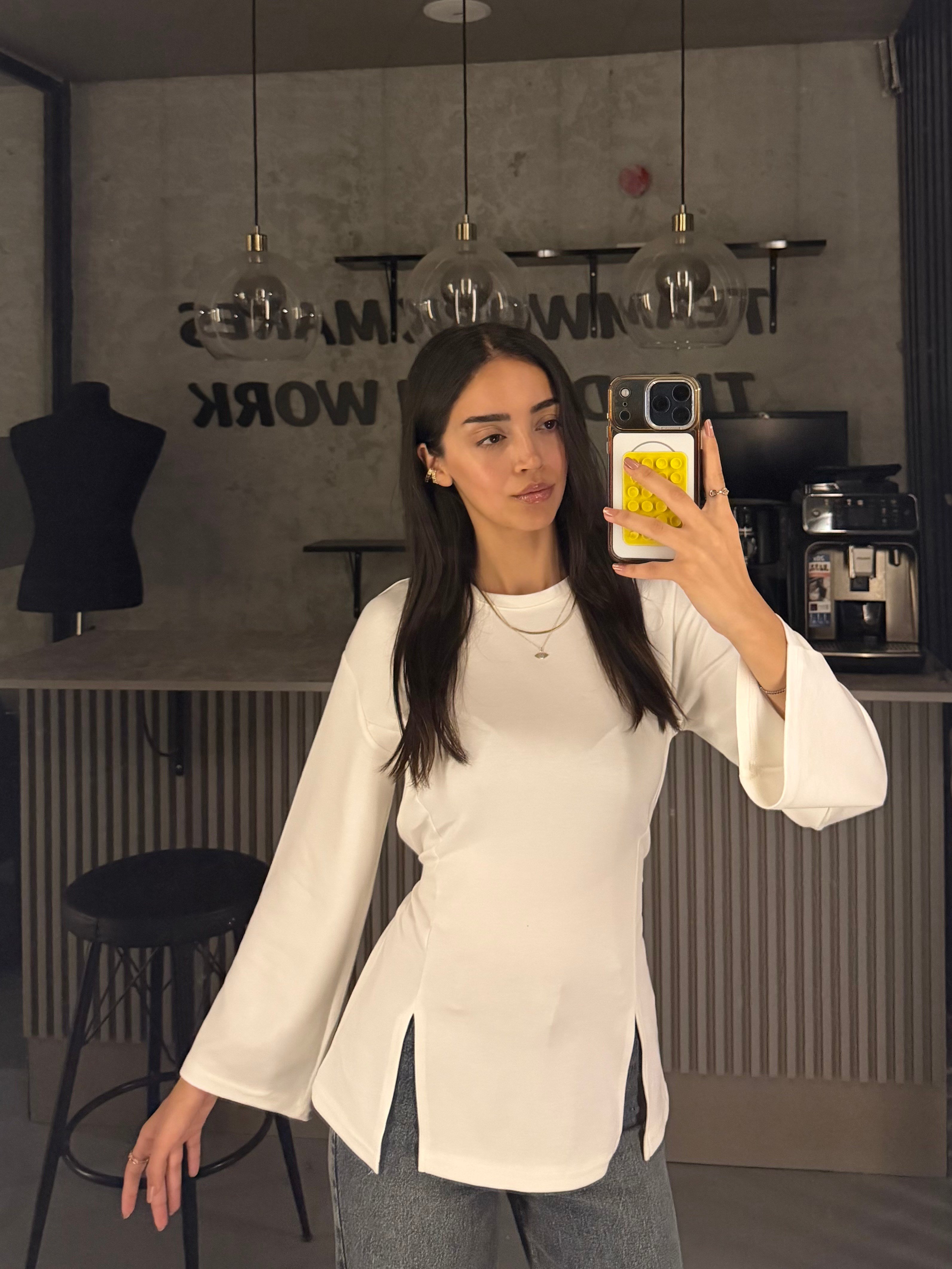 BEYAZ BEL BAĞLAMALI ÇİFT YIRTMAÇLI BLUZ 