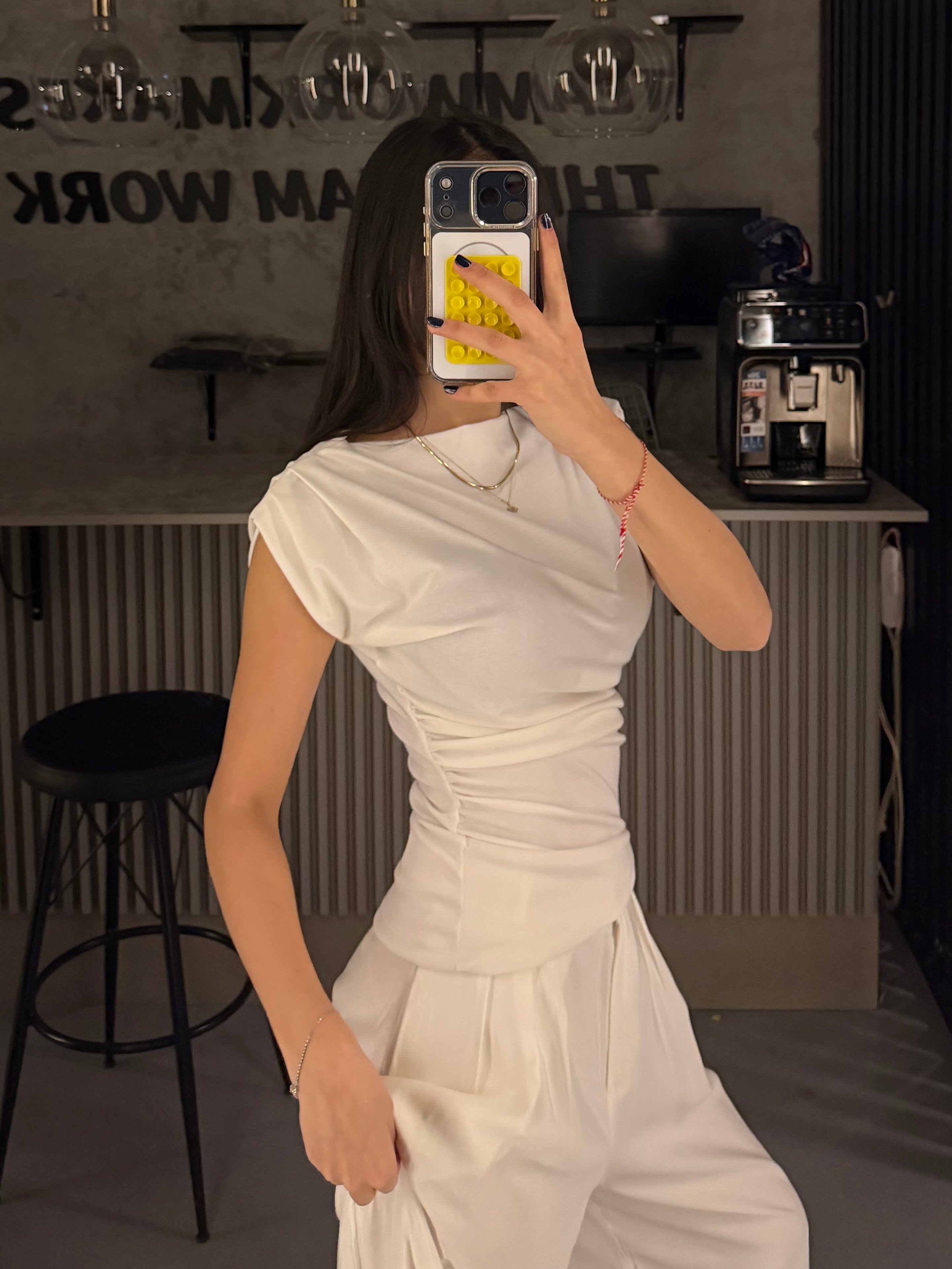 BEYAZ KISA KOLLU BÜZGÜLÜ BODY