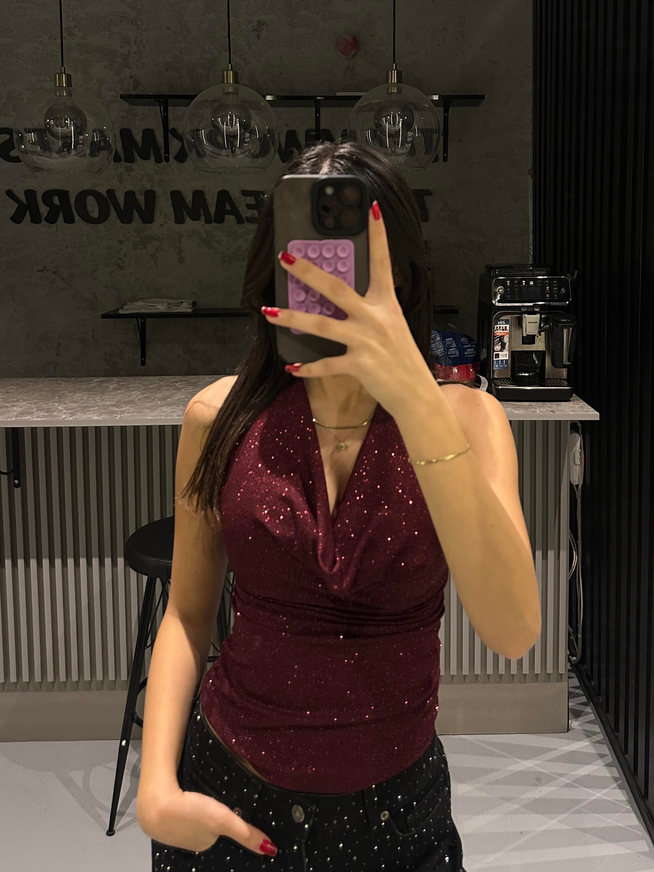 BORDO SİMLİ DEGAJE YAKA BLUZ