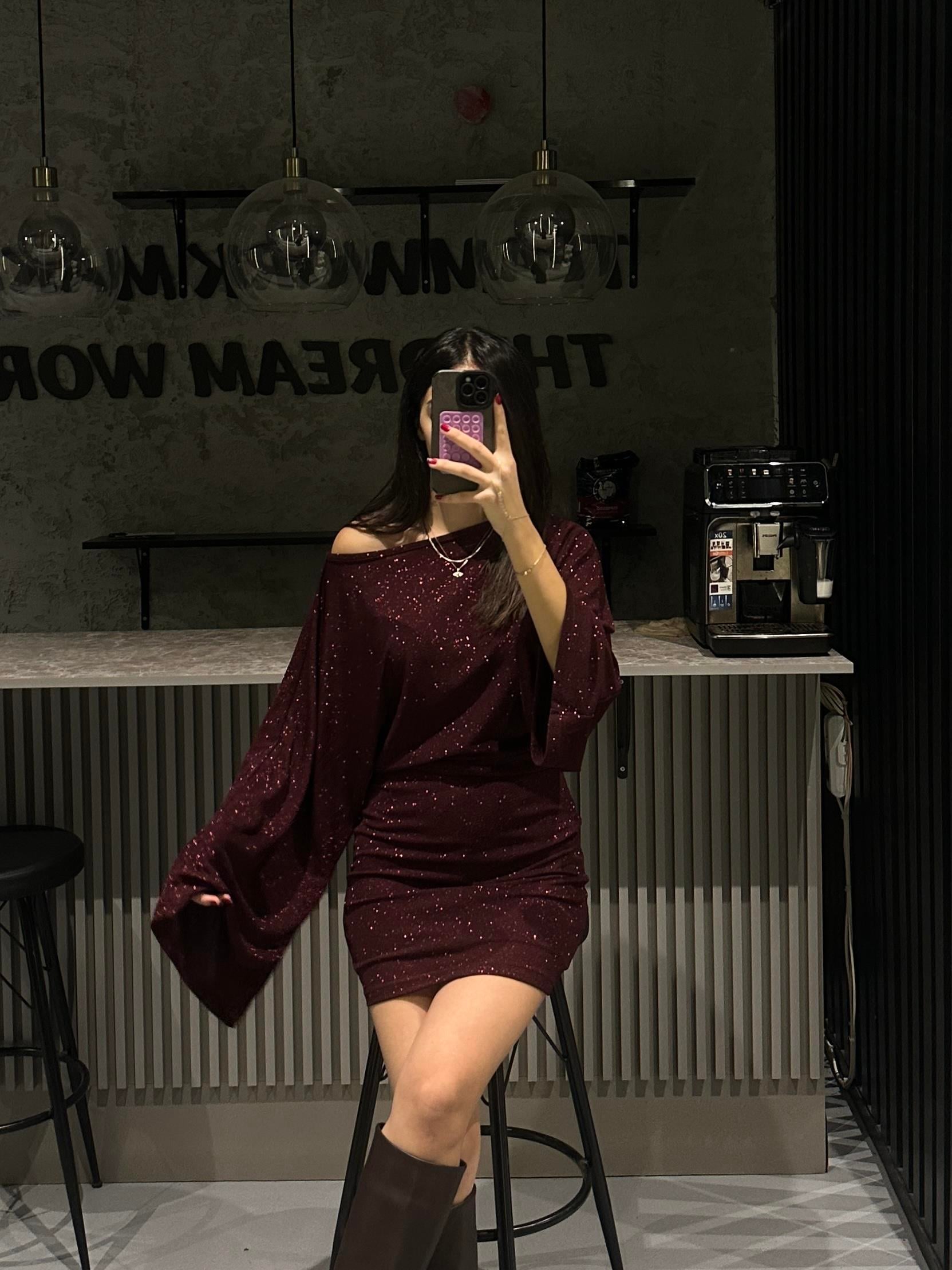BORDO SİMLİ DÜŞÜK OMUZ ELBİSE
