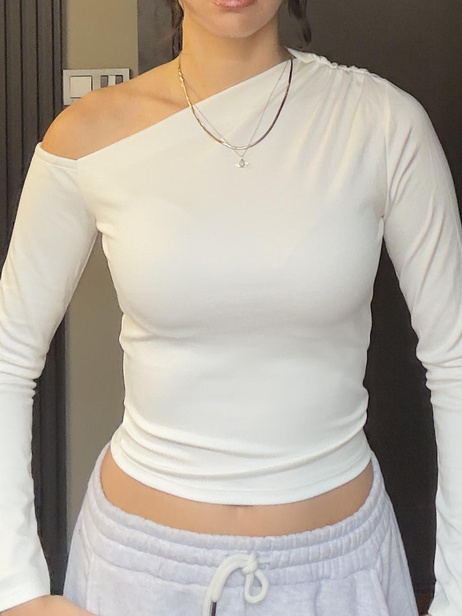 BÜZGÜLÜ ASİMETRİK BEYAZ BODY