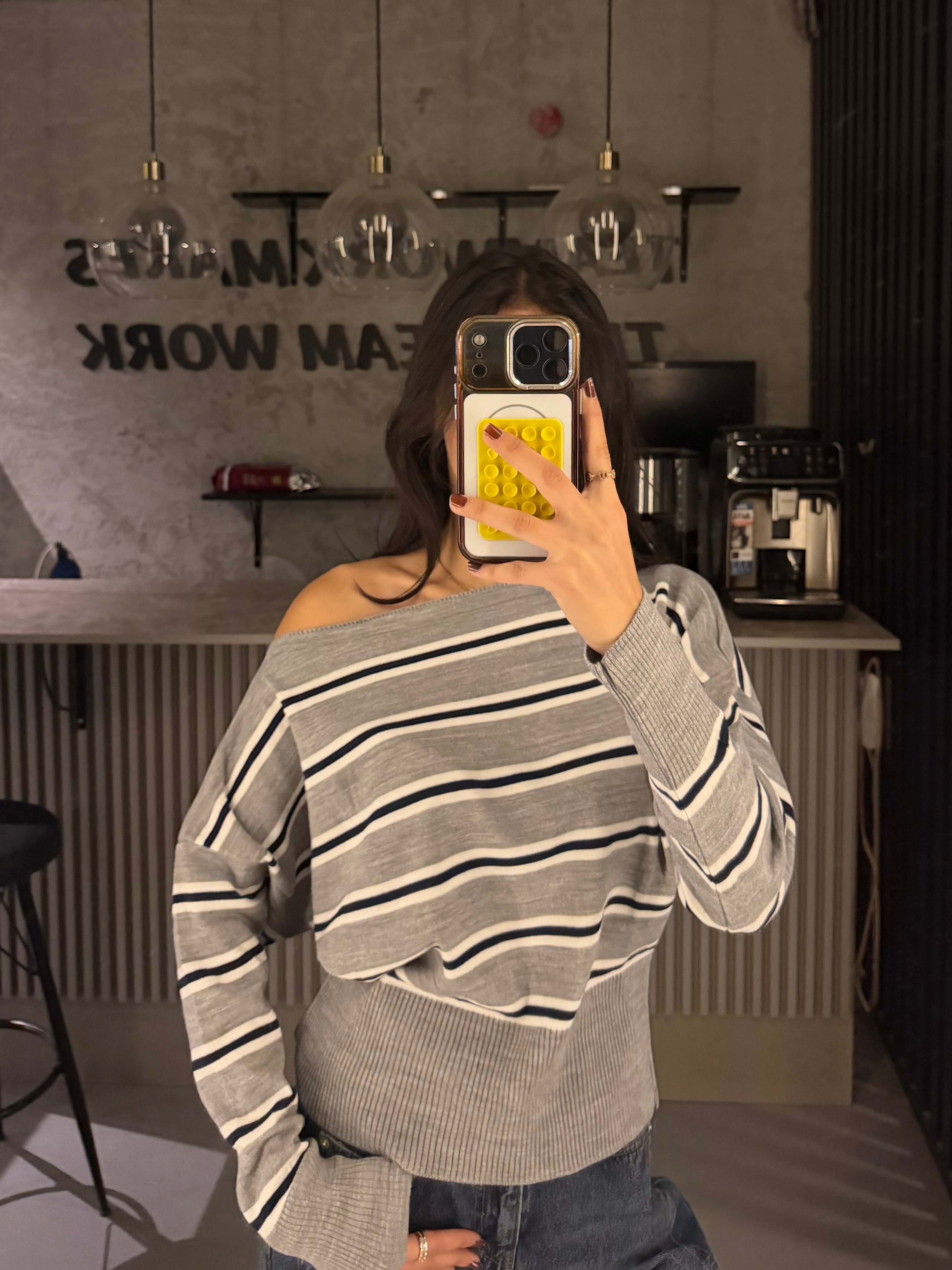 GRİ ÇİZGİLİ DÜŞÜK OMUZ TRİKO