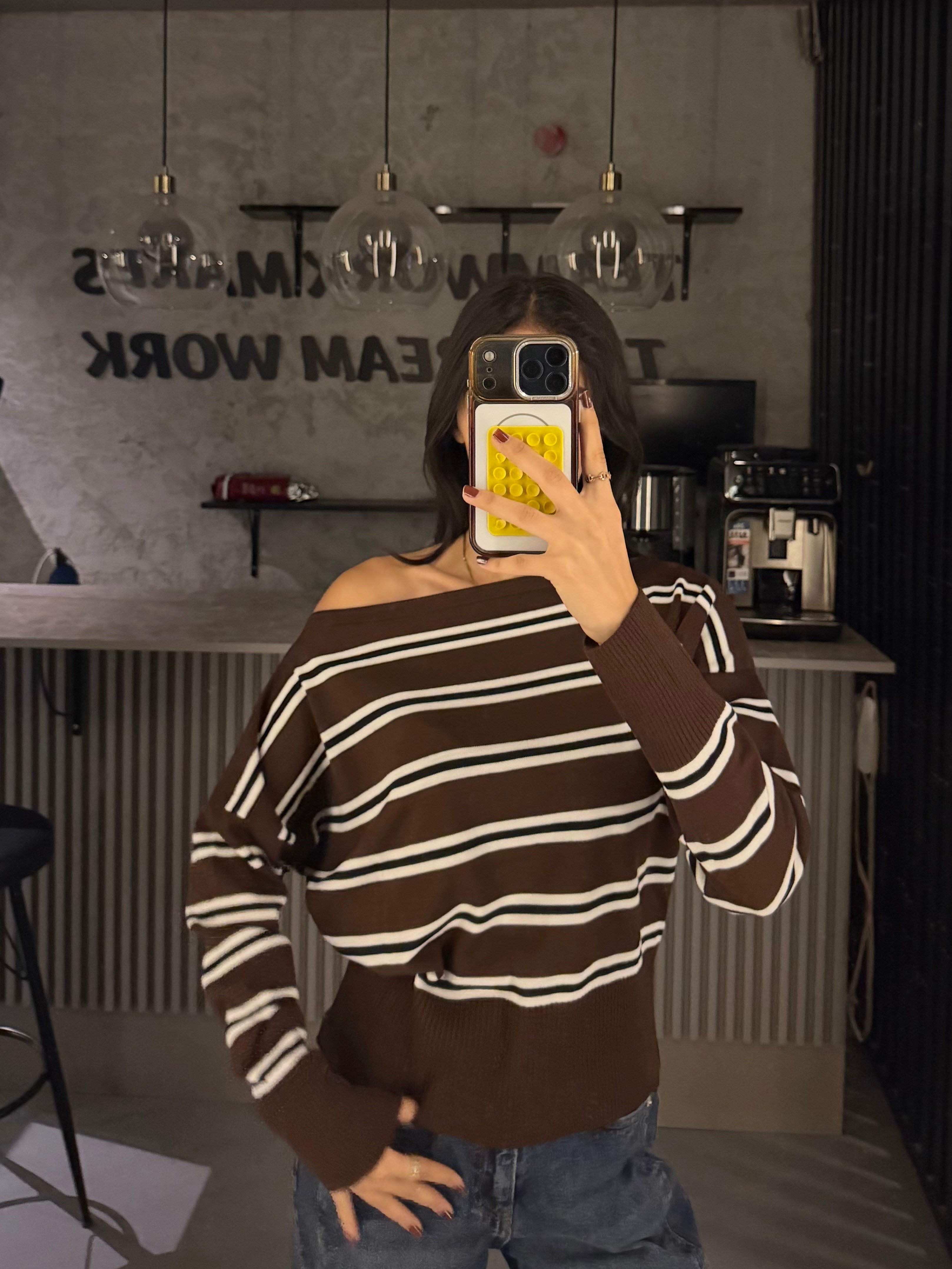 KAHVE ÇİZGİLİ DÜŞÜK OMUZ TRİKO