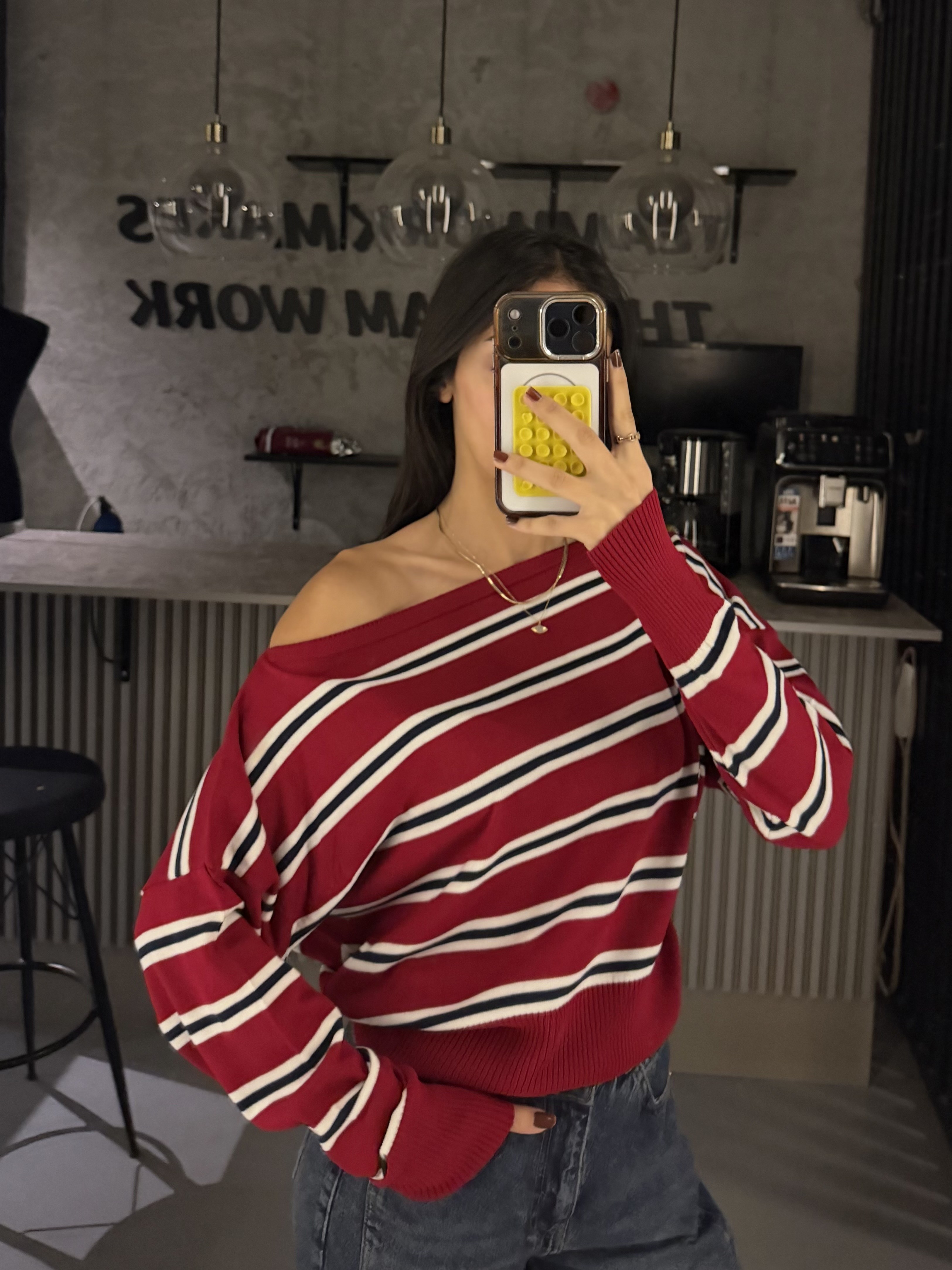 KIRMIZI ÇİZGİLİ DÜŞÜK OMUZ TRİKO