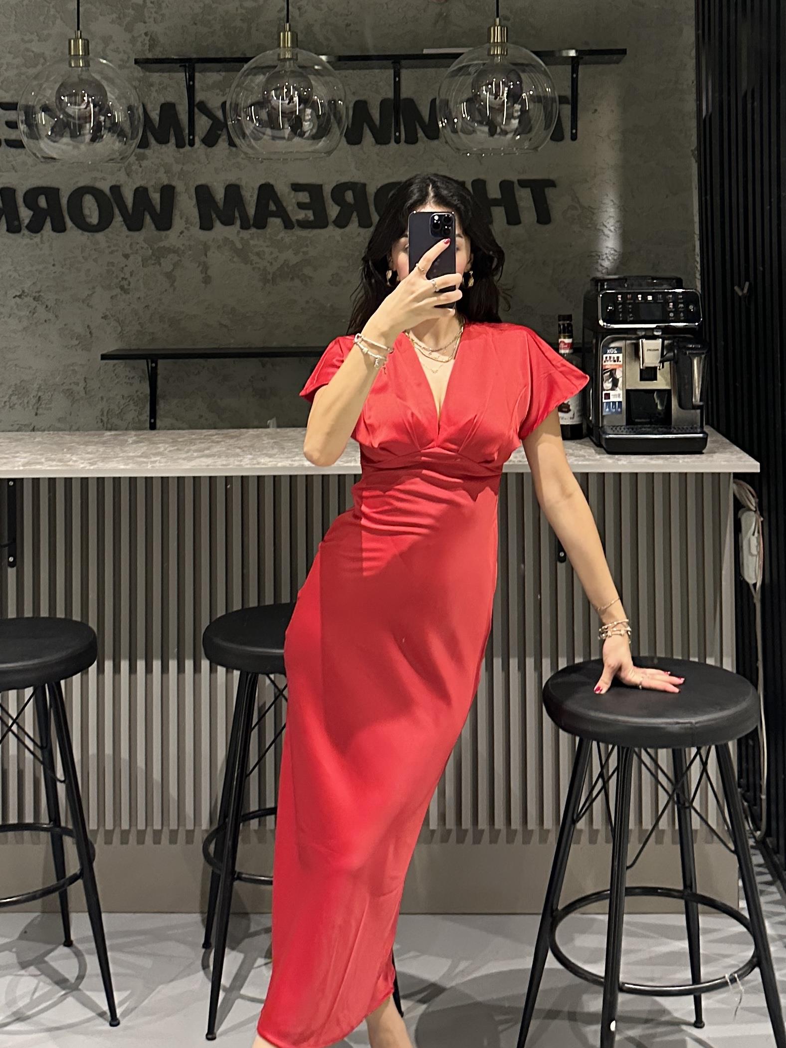 KIRMIZI SATEN MAXİ ELBİSE
