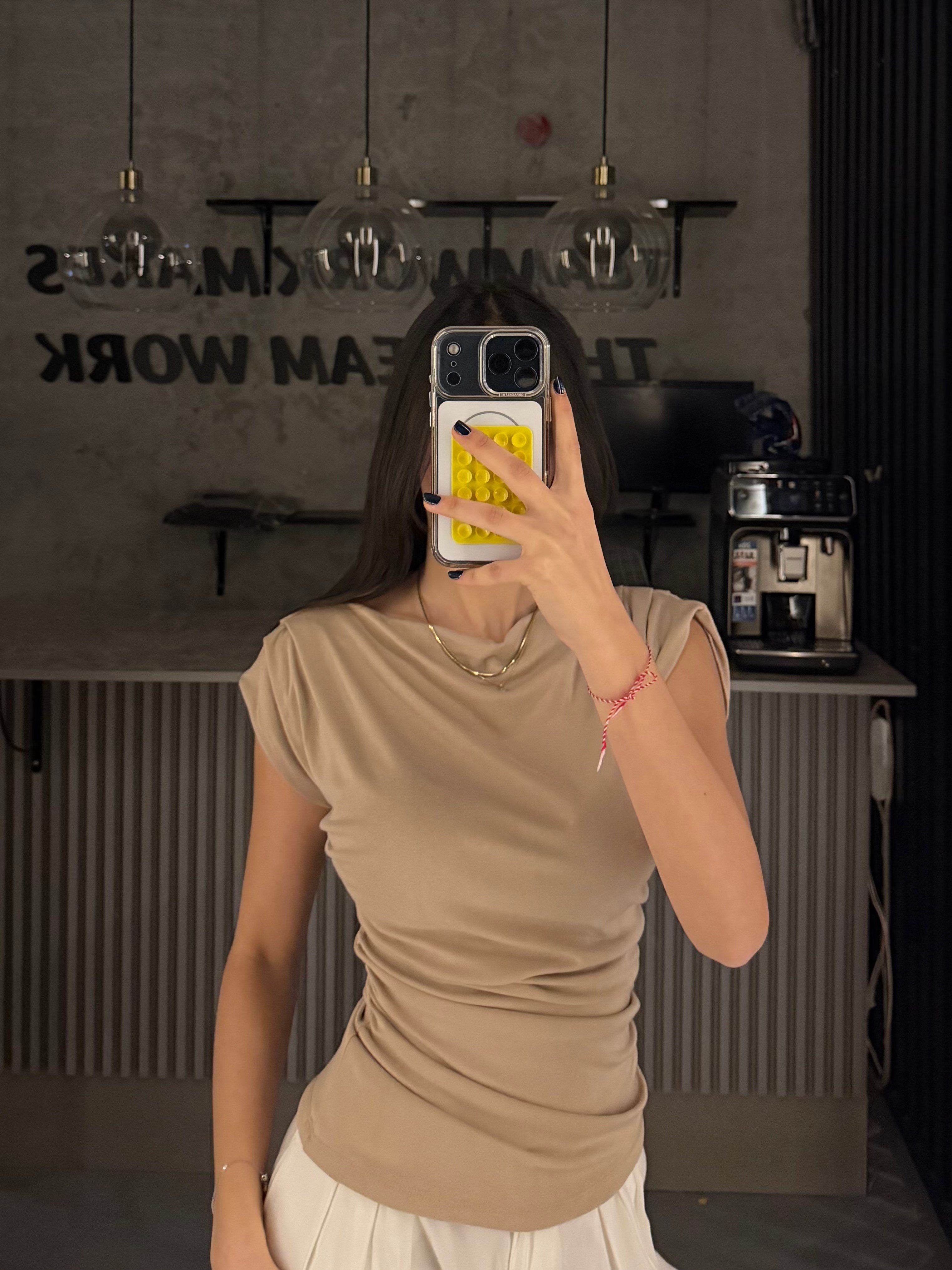 KREM KISA KOLLU BÜZGÜLÜ BODY