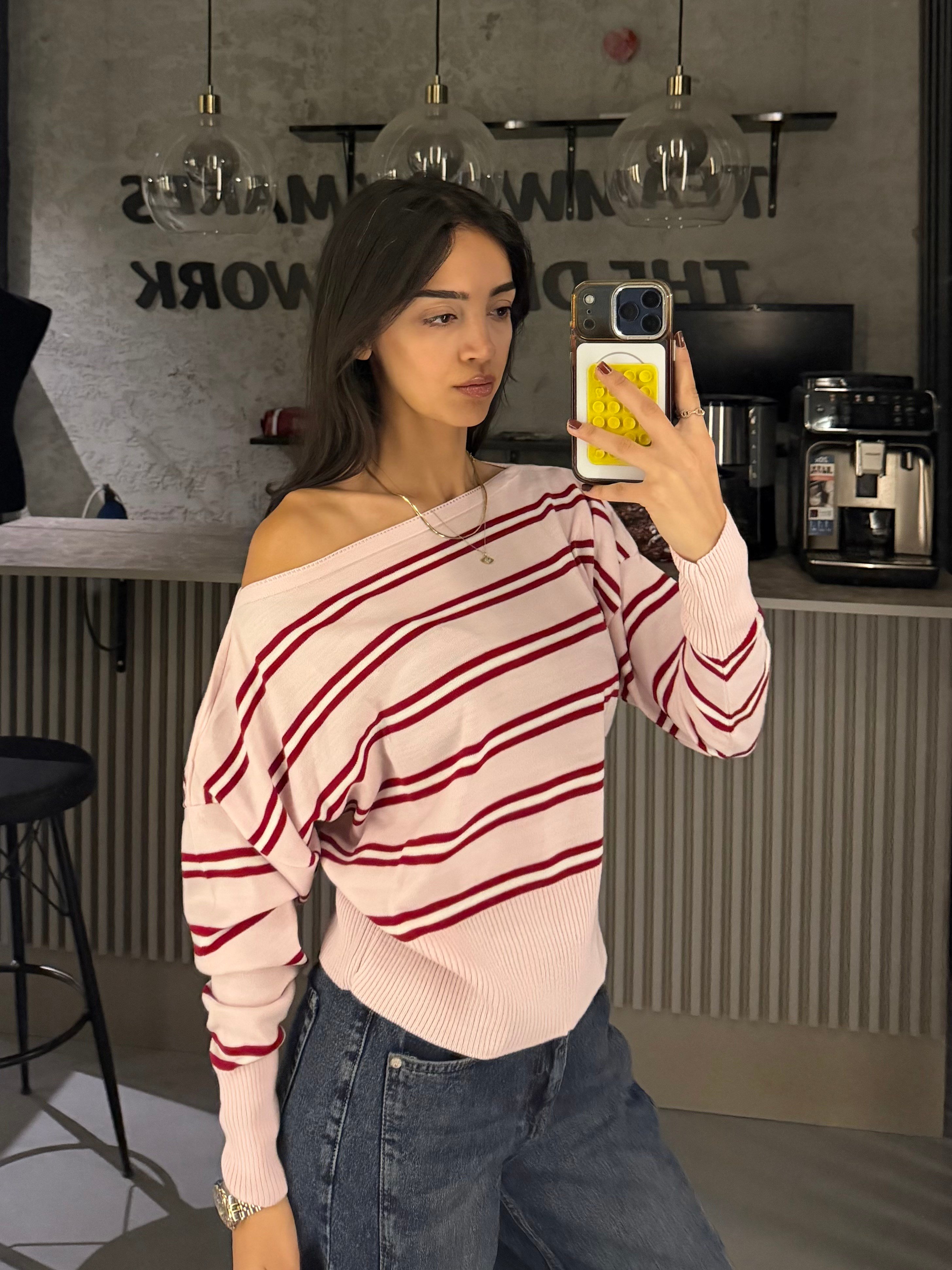 PEMBE ÇİZGİLİ DÜŞÜK OMUZ TRİKO