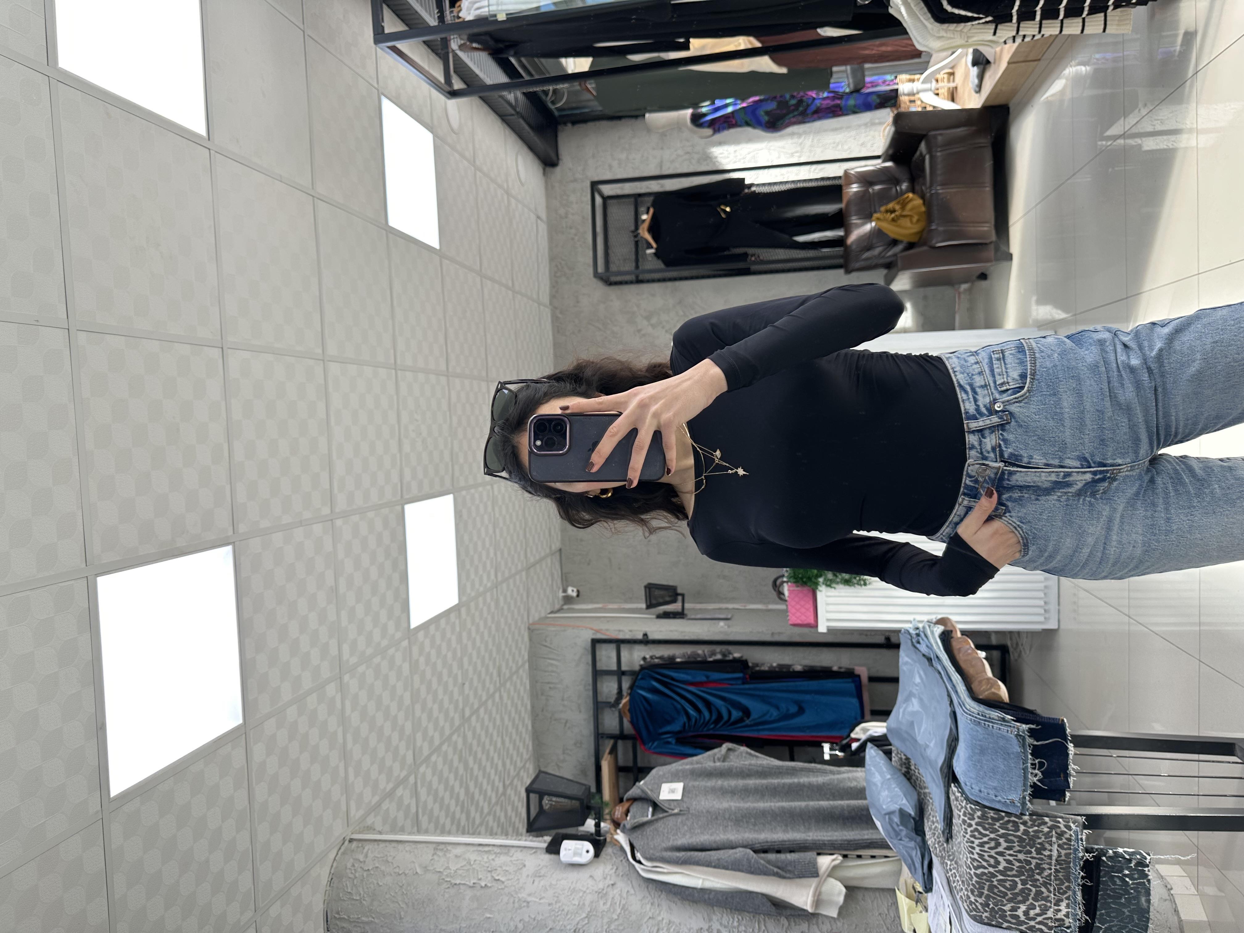 SIRT DETAY SİYAH BODYSUIT
