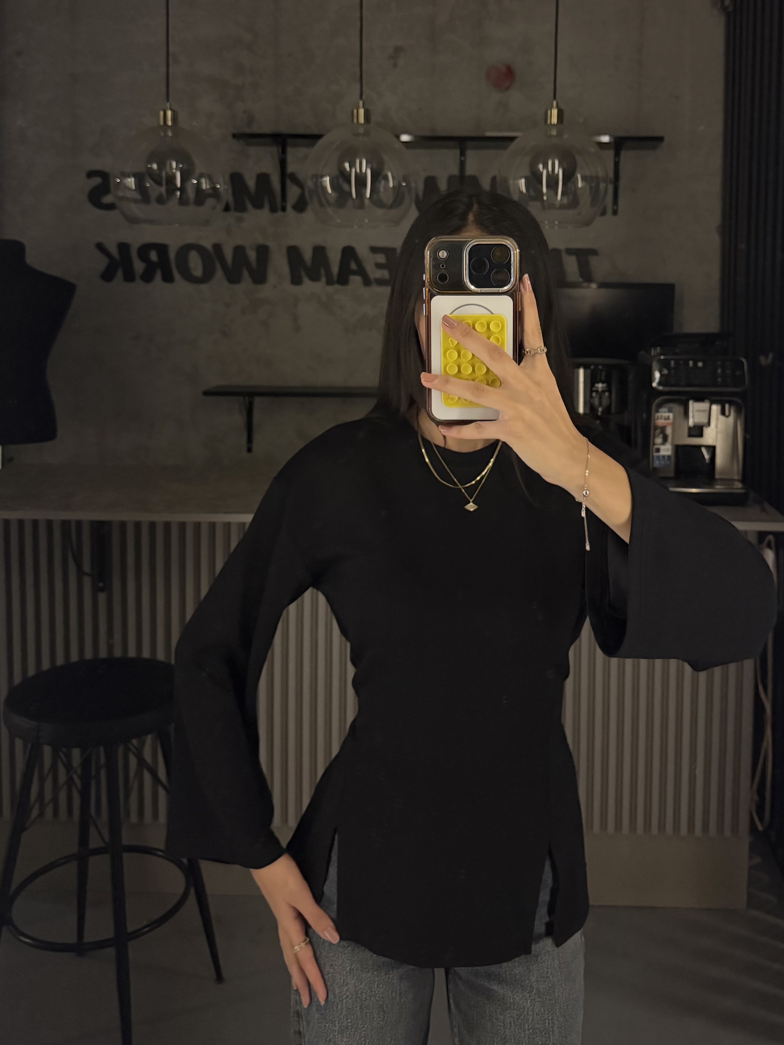SİYAH BEL BAĞLAMALI ÇİFT YIRTMAÇLI BLUZ 