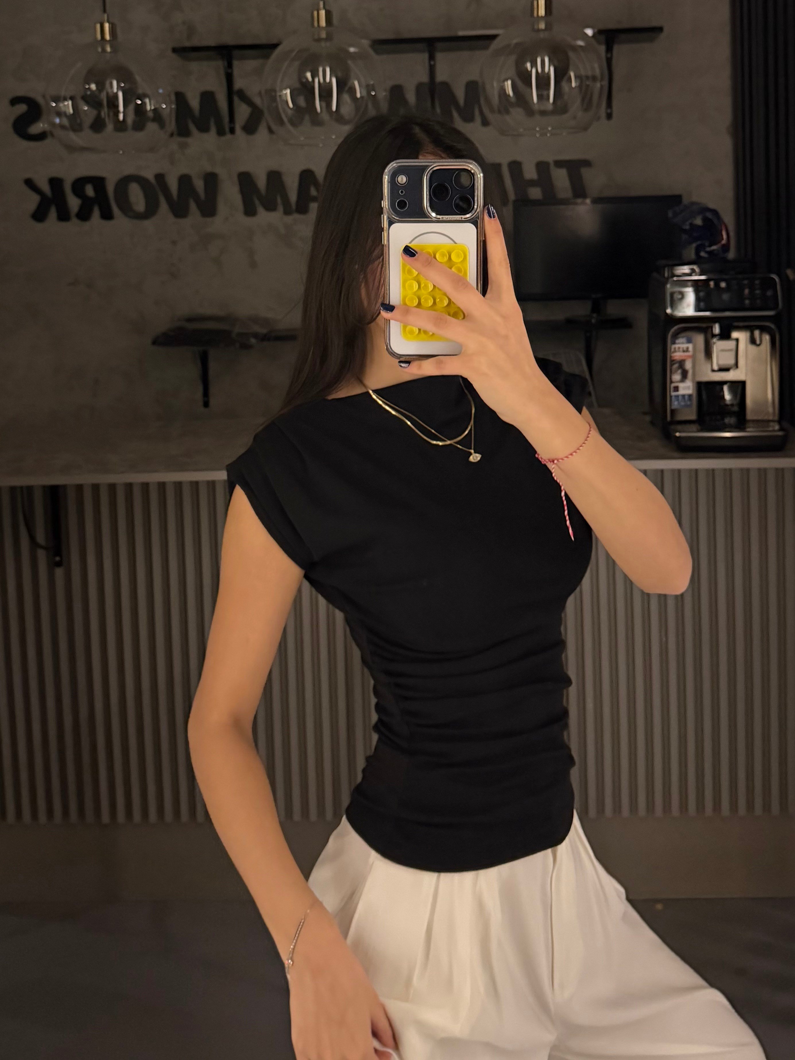 SİYAH KISA KOLLU BÜZGÜLÜ BODY