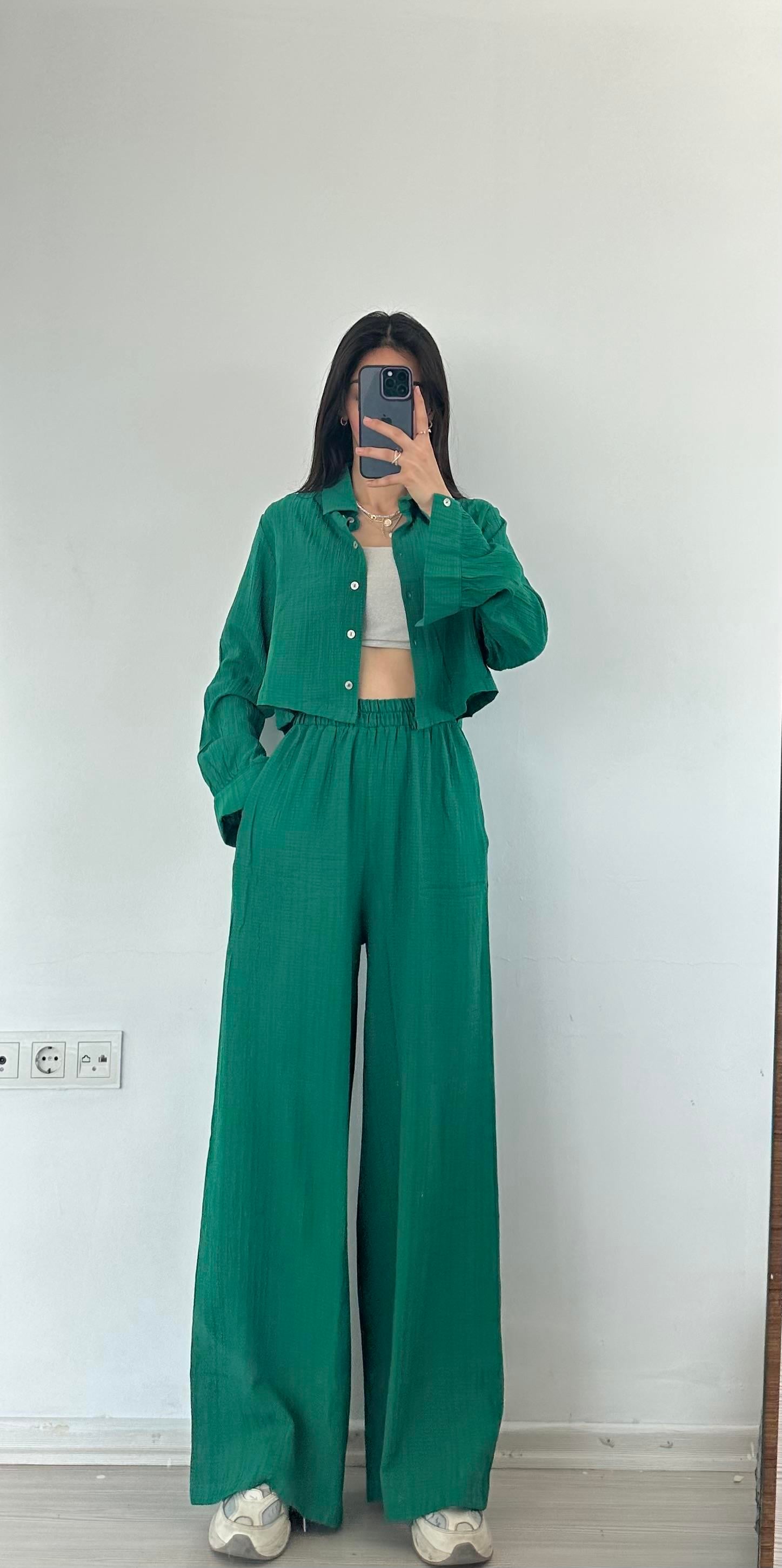 ZÜMRÜT YEŞİLİ GOFRE CROP GÖMLEK PANTOLON TAKIM