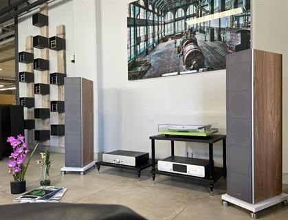 BASSOCONTINUO ESSENZA  Genesis Line Quark Mono Hifi Sehpa