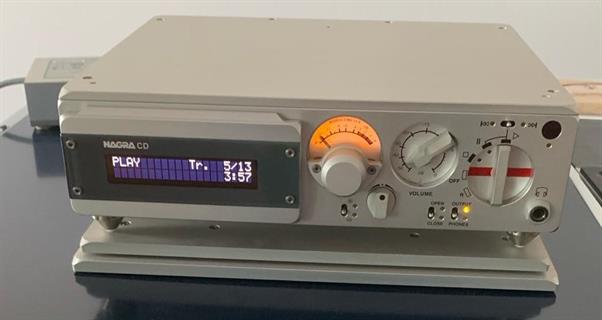 NAGRA CDC Pre-CD çalar +VFS izolasyon platformu