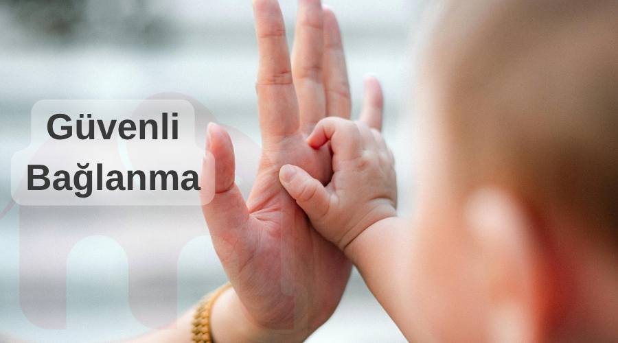 Güvenli bağlanma nedir başlıklı bebeğin ve annesinin ellerini birleştirdiği yakın çekim kapak görseli.