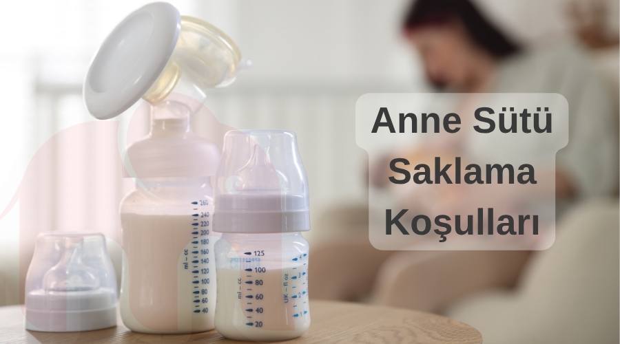 Anne sütü saklama koşulları başlıklı arkaplanda blurlu bebeğini emziren anne ve başlık yanında sağılmış anne sütünü barındıran biberonlar.