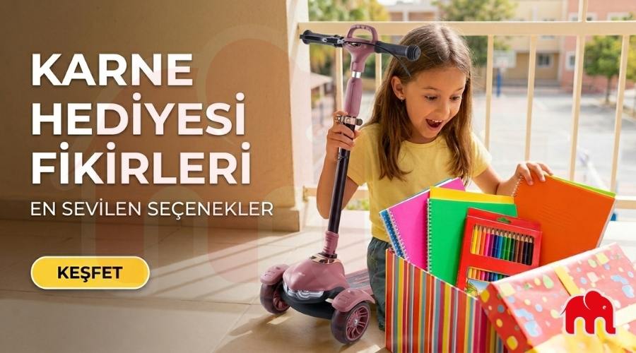 Karne hediyesi fikirleri arasında bulunan ve hediye olarak alınan kırtasiye ürünlerini incelerken diğer eliyle scooter tutan kız çocuk