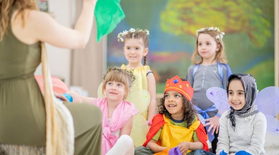 Waldorf yaklaşımı esas alınan ilkokulu öğrencileri derste eğleniyorlar.