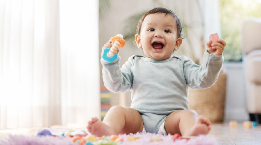10 Aylık Bebek Gelişimi: İlk Adım Provaları ve Sosyal Taklit Dönemi